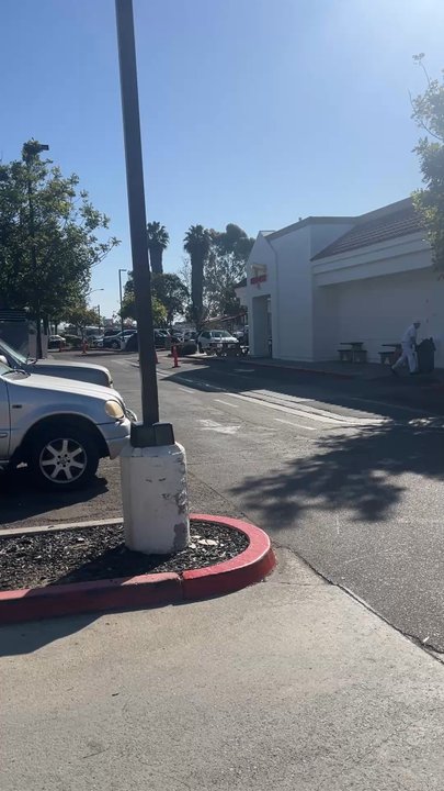 In-N-Out Burger - rare sighting! Nobody's in line at In-N-Out burger? Absolutely Cray Cray. - Burgers Near Me - Pacific Beach, California