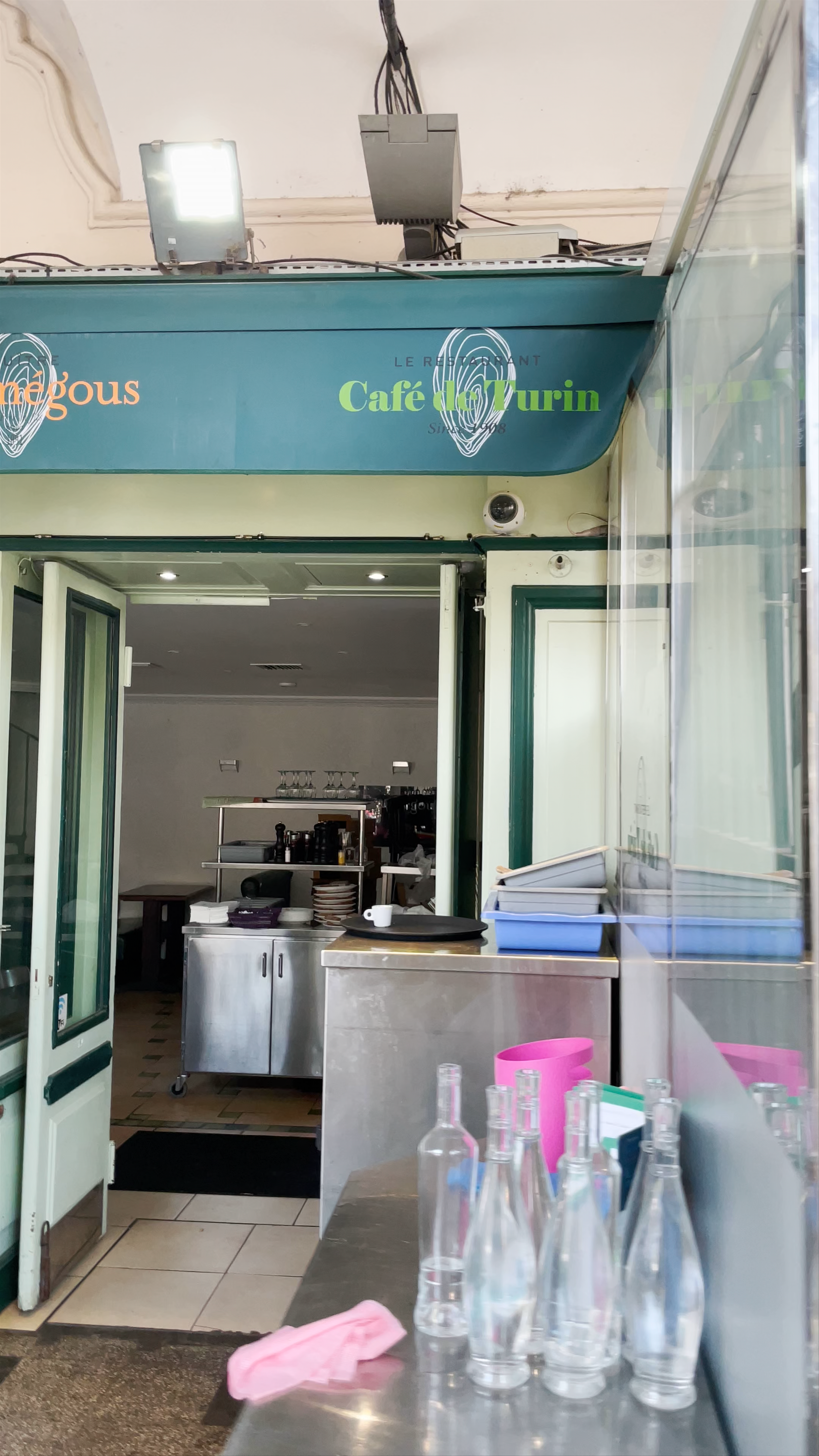 Le Café de Turin: Classic Seafood Dining in Nice, France