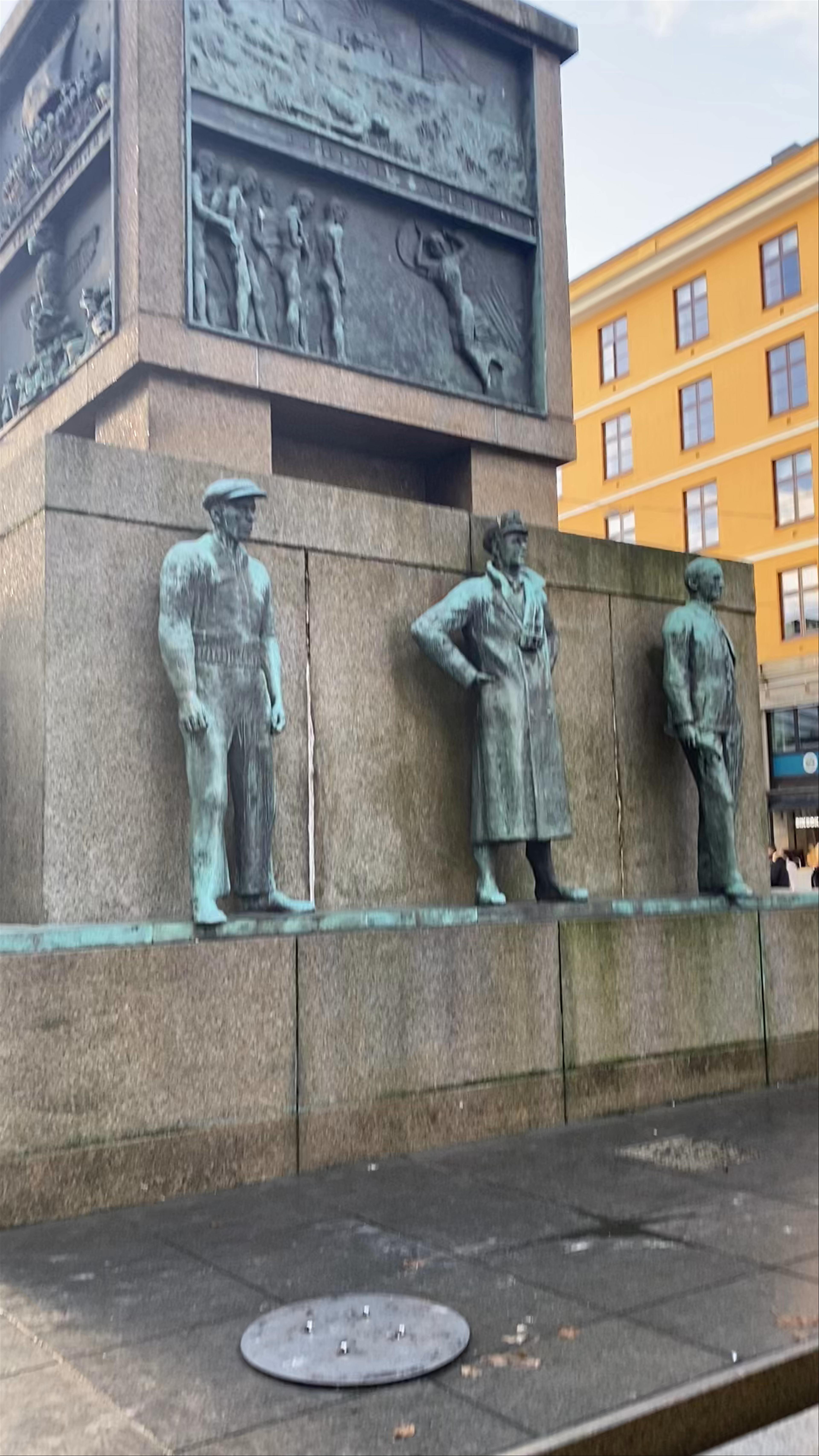 Sailor's Monument: Historic Tribute in Bergen City Centre
