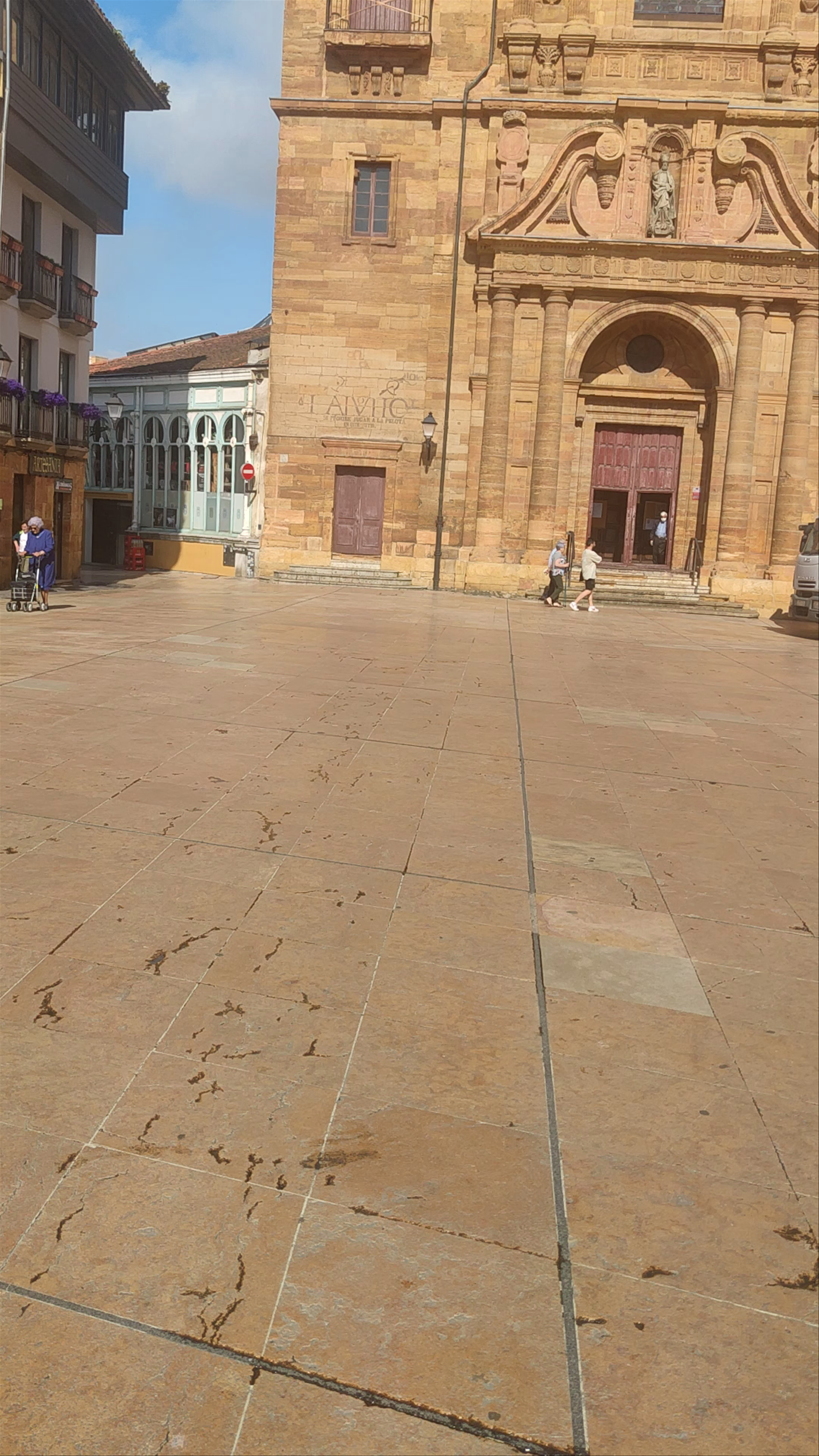 Calle de la Iglesia & Avenida de Oviedo