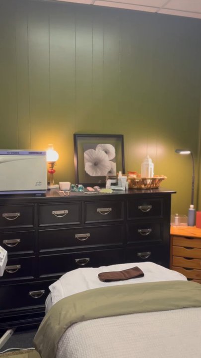 Subtle Skinsations - I LOVE Emily's work !! She has a cutest setup !!!! Definitely you need to try the red light therapy. Her facials are relaxing - Waxing Near Me - Jacksonville, Florida