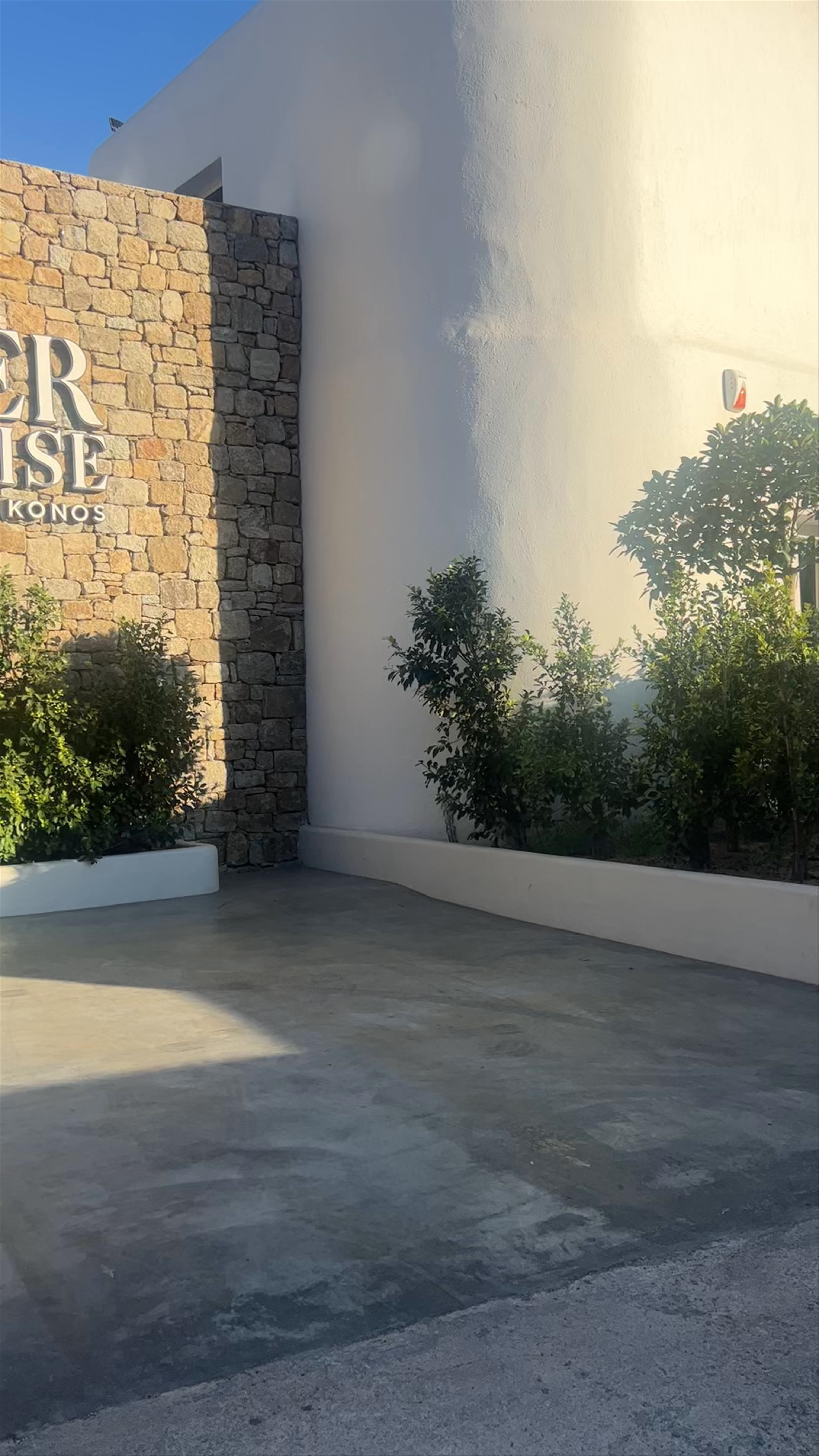 Super Paradise Hotel