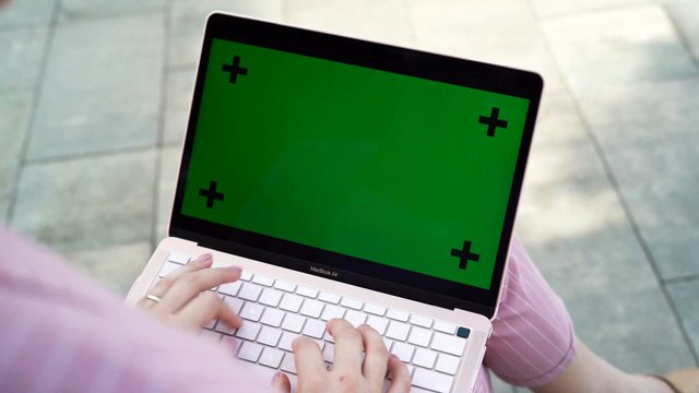 Green screen on a laptop 