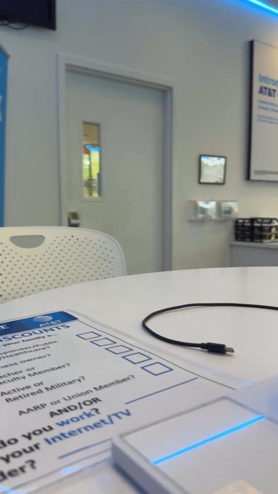 AT&T Store - Still waiting.   30 plus mins.   Not even a hello - Mobile Phones Near Me - Gresham, Oregon