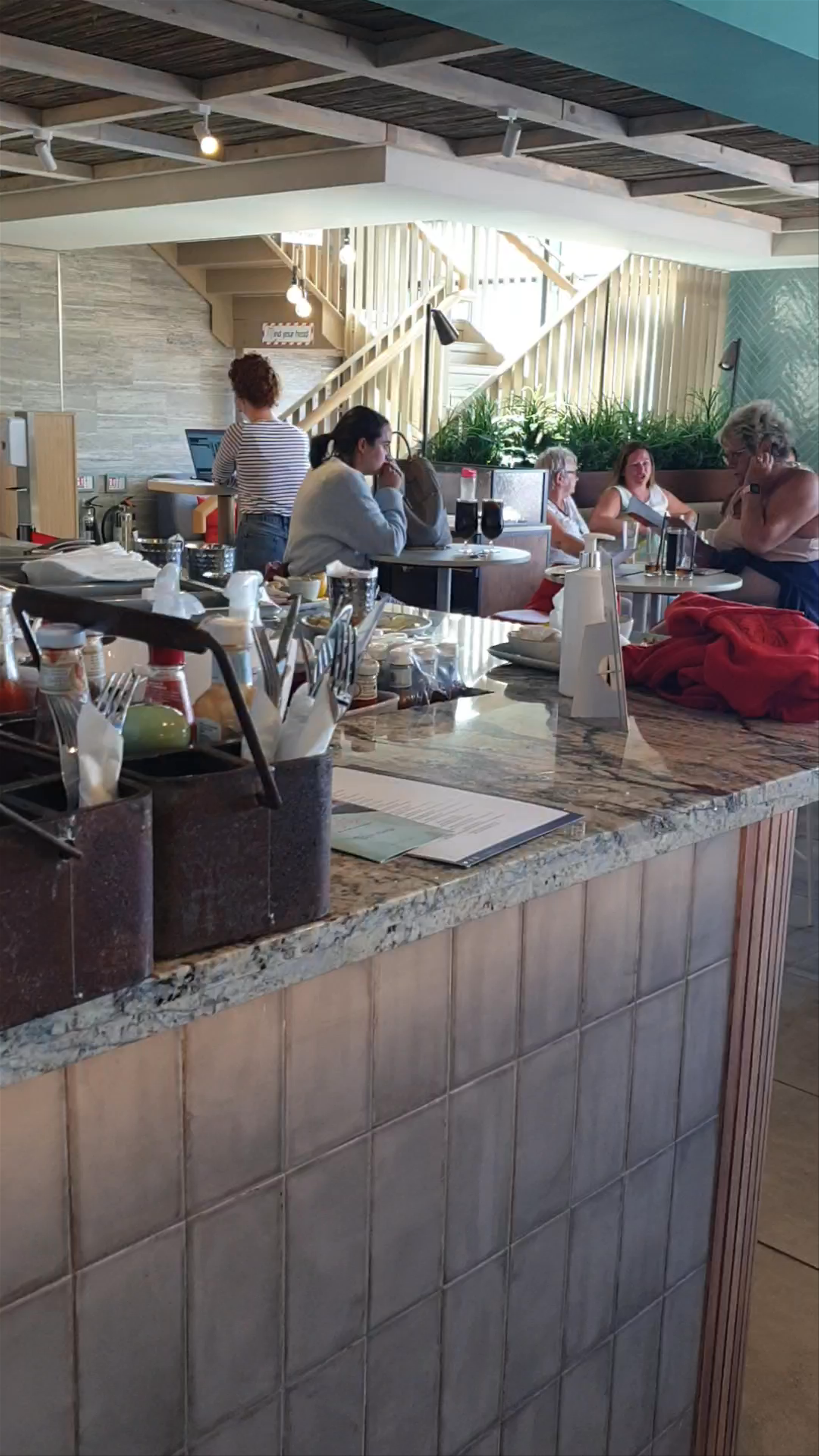 Mickeys Beach Bar & Restaurant: Coastal Vibes in Exmouth