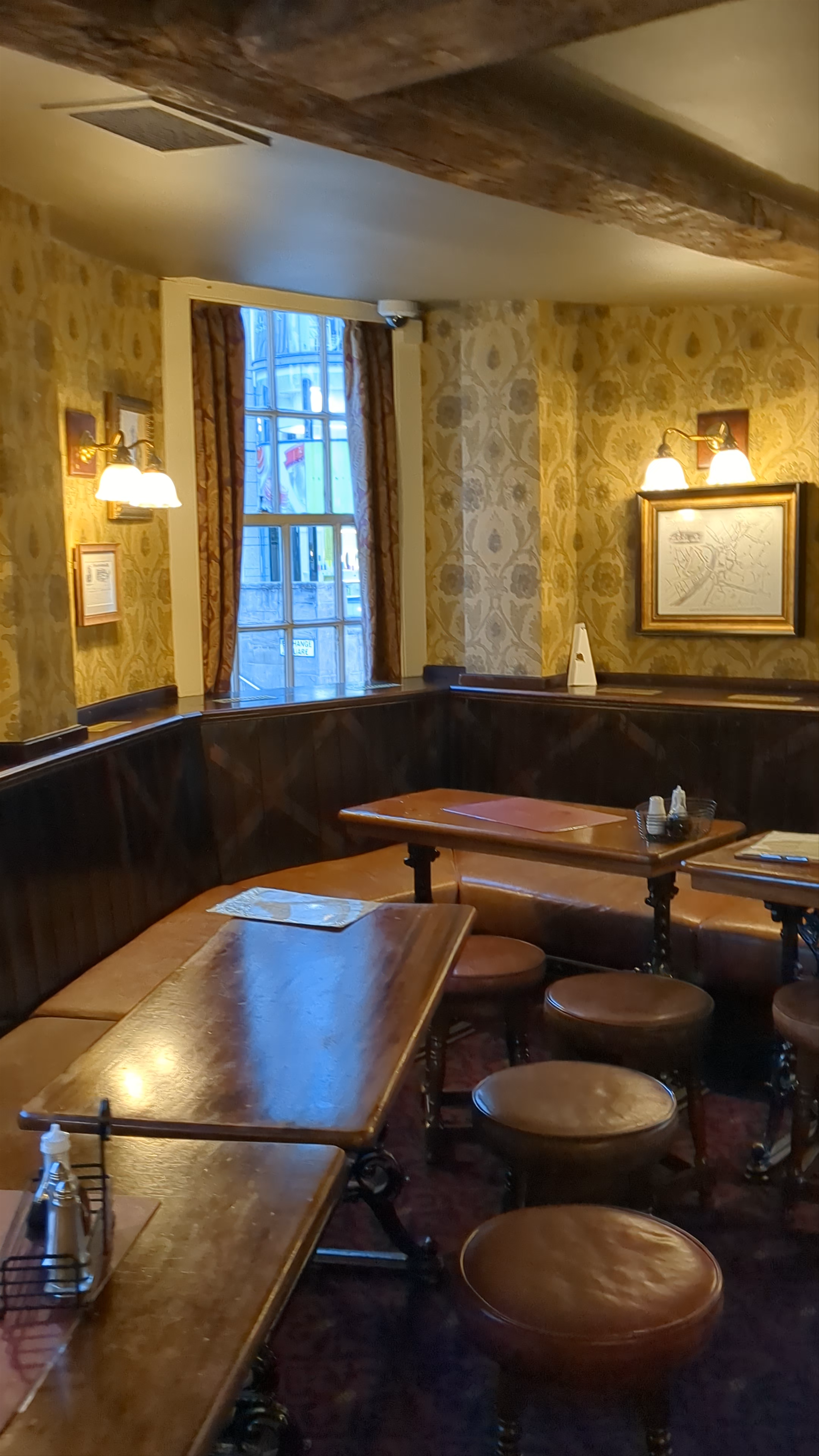 Sinclairs Oyster Bar: Historic Pub Charm in Manchester