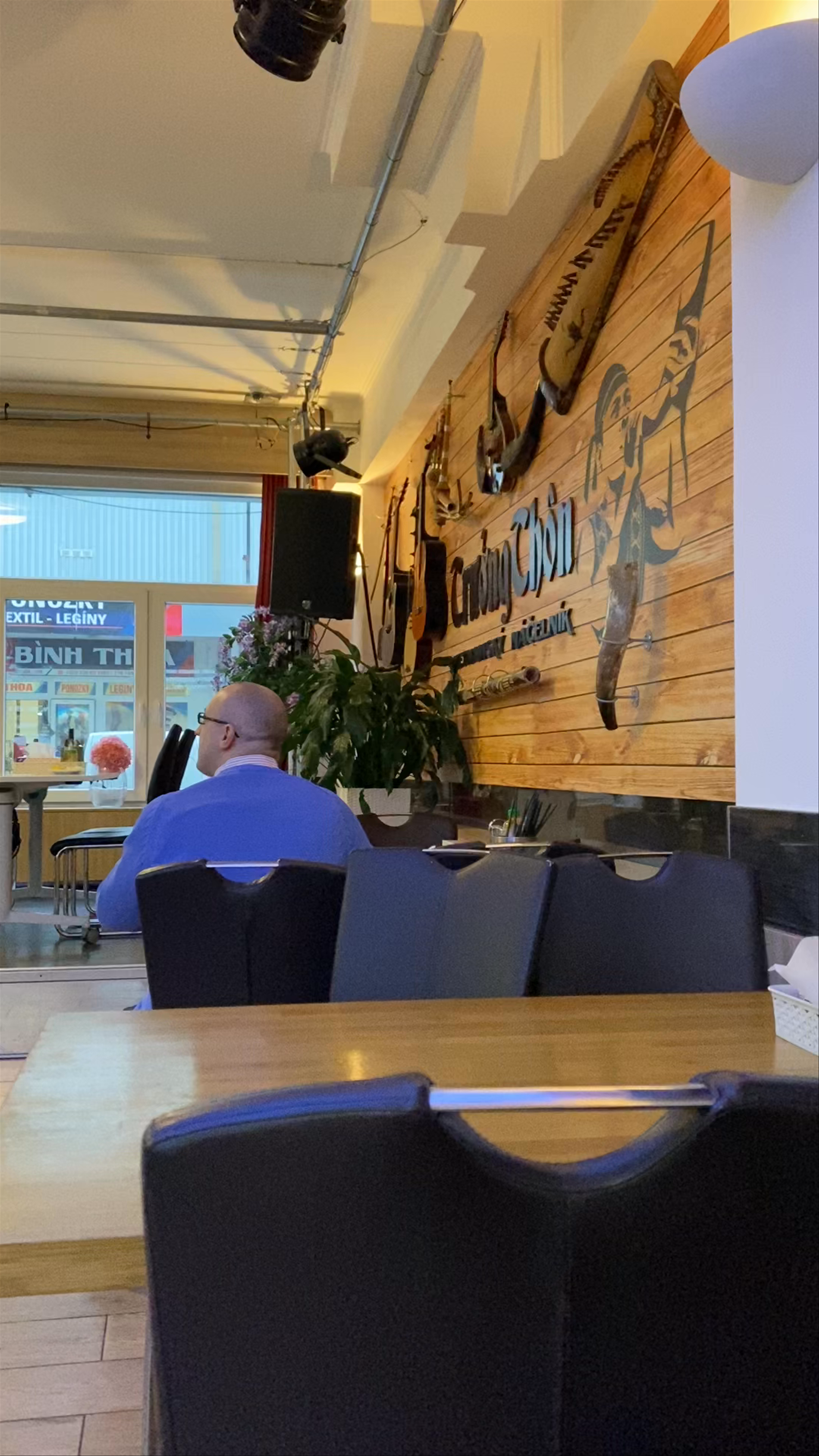 Vietnamský Náčelník Restaurance - Trưởng Thôn quán