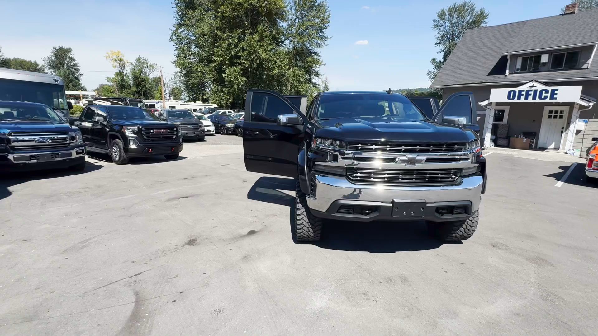 Truck City RV - #10866 - 2019 Chevrolet Silverado 1500 Crew Cab LIFTED