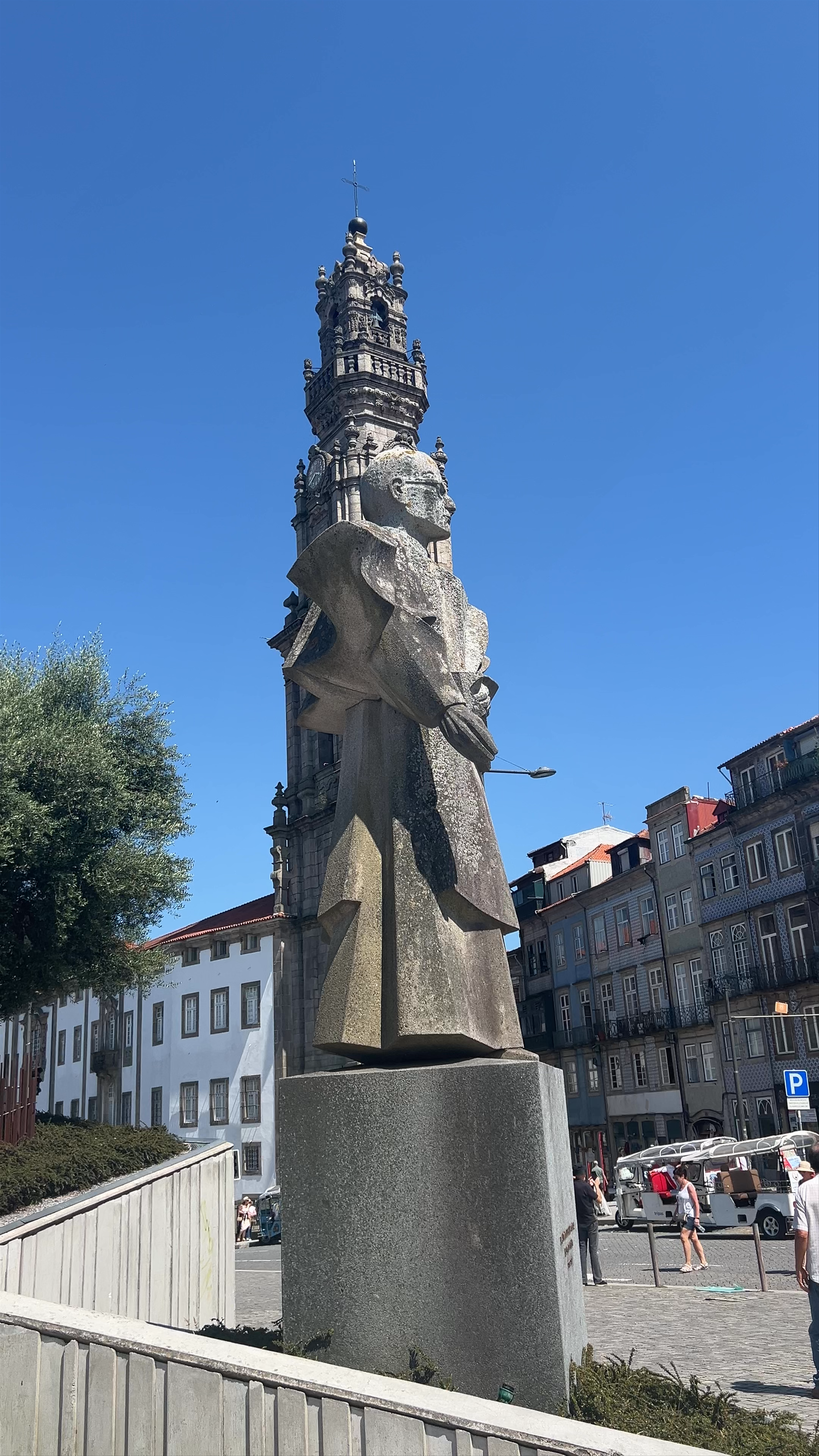 Estátua do Bispo D. António Ferreira Gomes with Clerigos Tower in Porto, Portugal