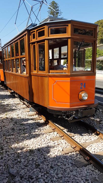 Tranvía de Soller - Kurze Bahn hat uns gerade überholt - Public Transportation Near Me - Port de Sóller, PM