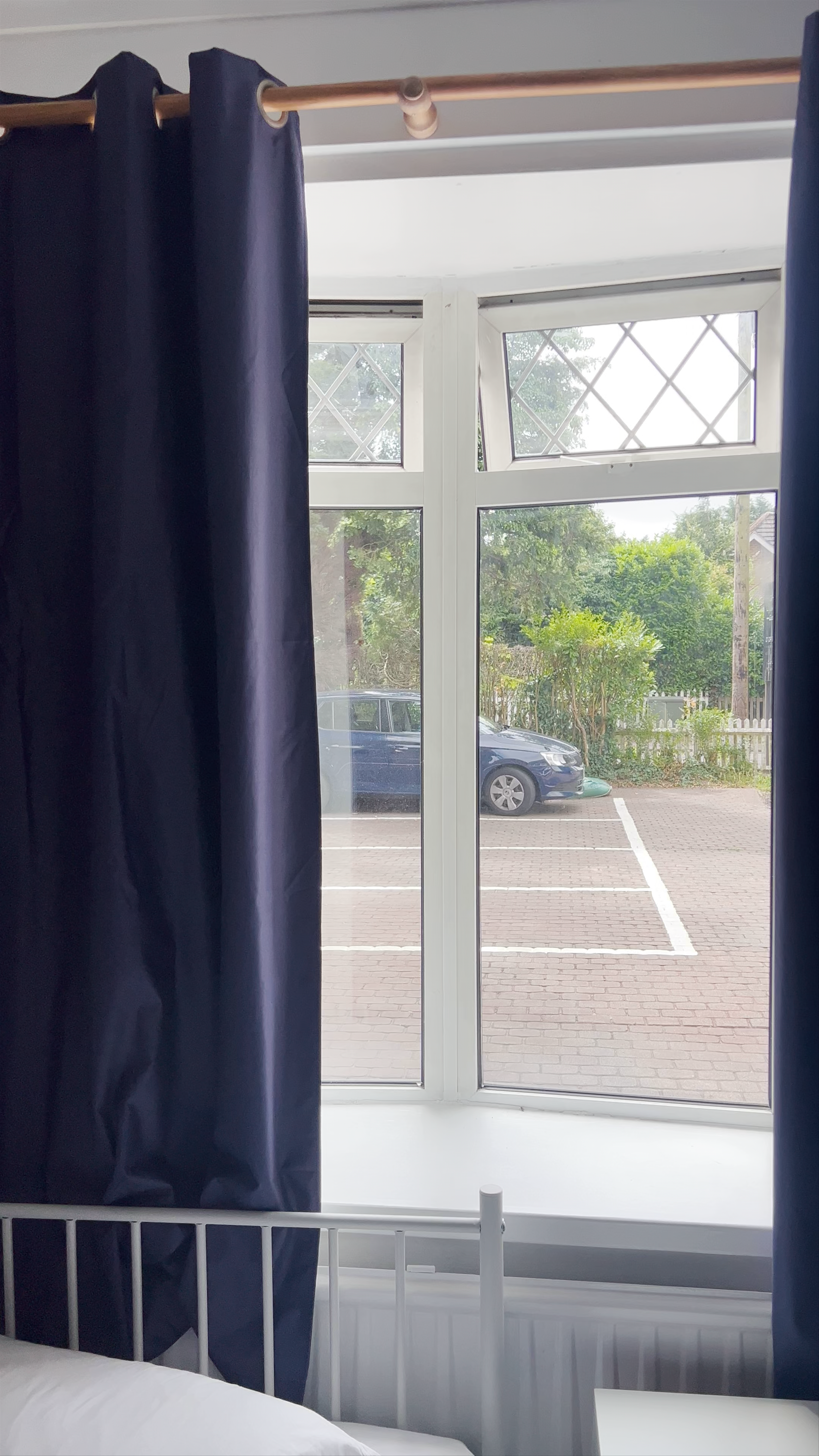High Trees Guest House Gatwick & Airport Parking – Cozy Stay in Horley, UK