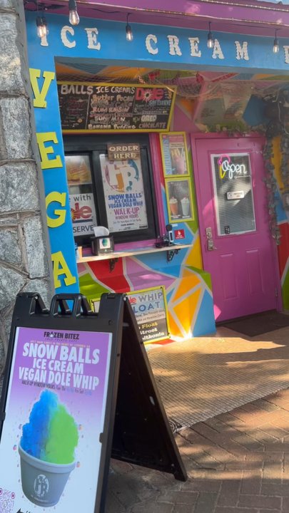 Frozen Bitez - A walk up to the parlor - Shaved Ice Near Me - Lithonia, Georgia