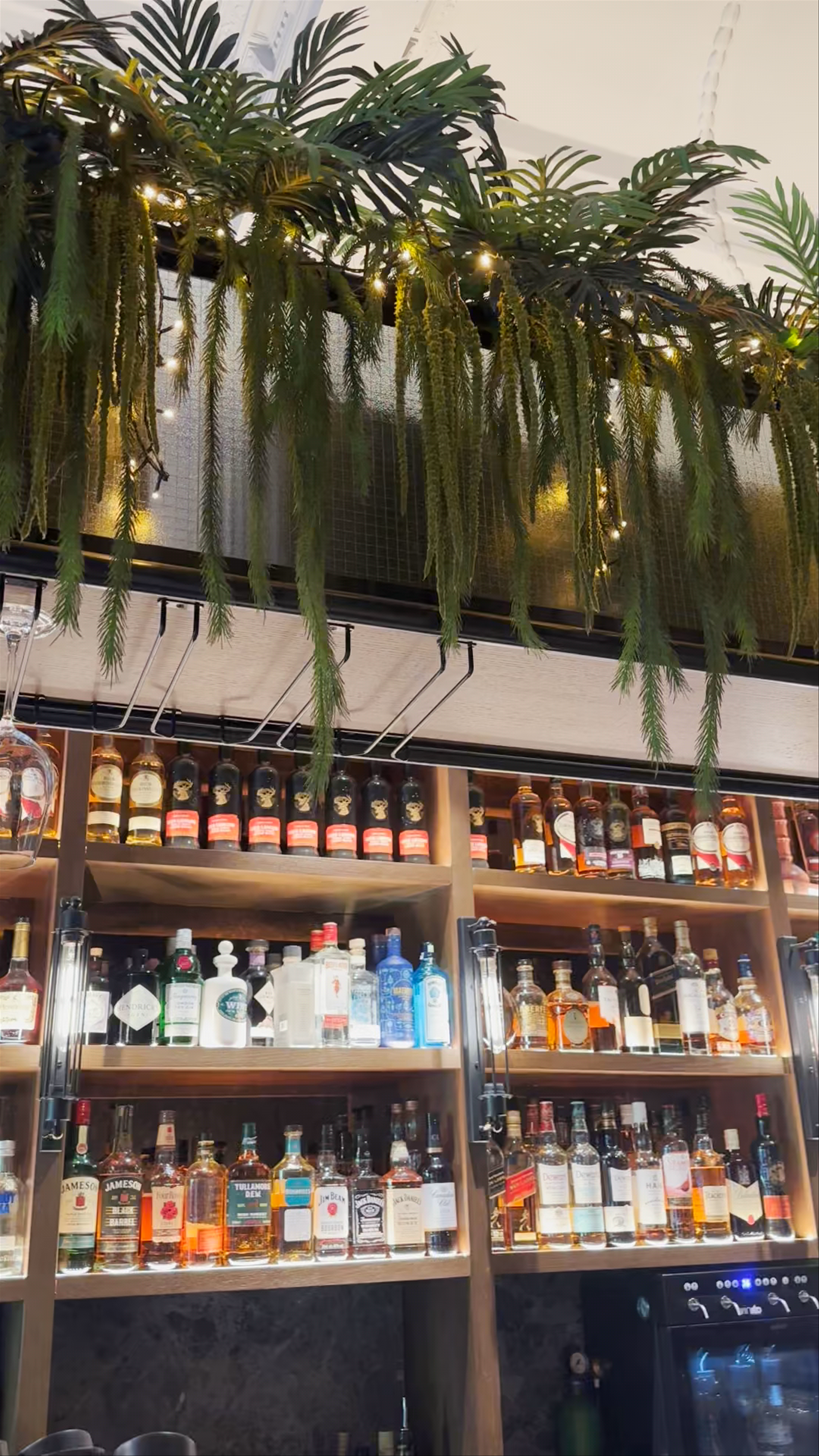 Dacristo SKG Center: Stylish Bar Experience in Thessaloniki
