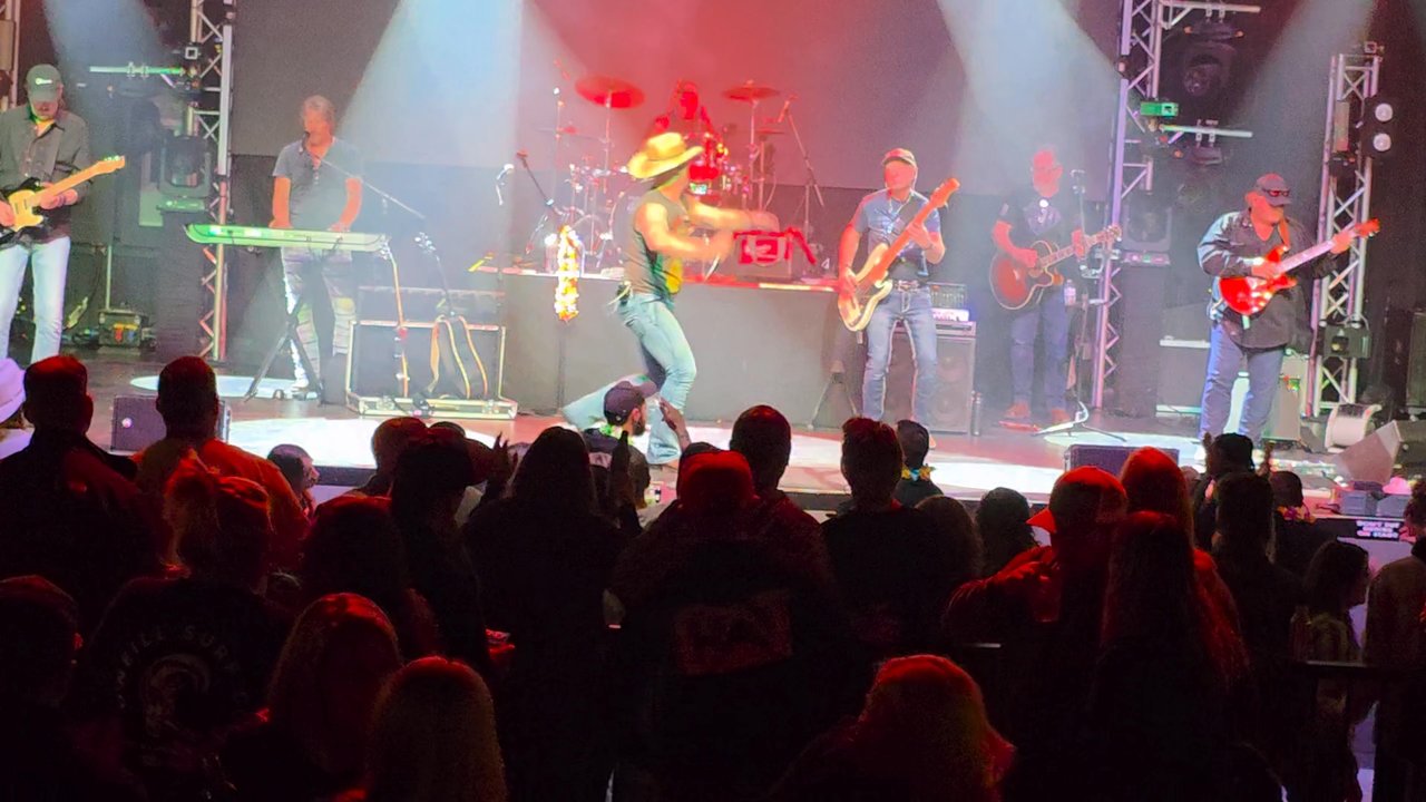 The Vixen - Kenny Live Cover band - Music Venues Near Me - McHenry, Illinois