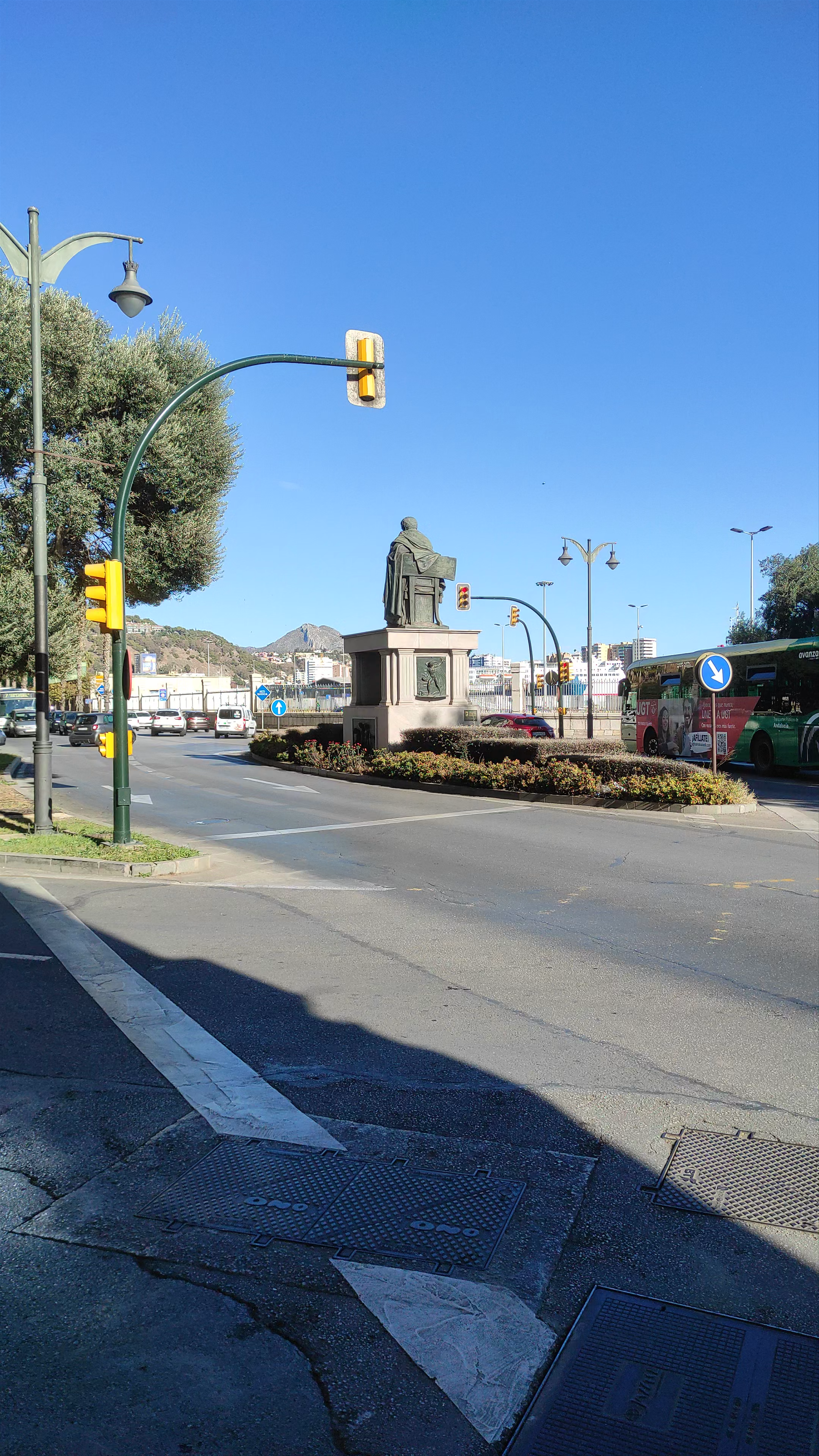 Monumento de Manuel Agustín Heredia: Iconic Malaga Landmark on a Sunny Winter Day