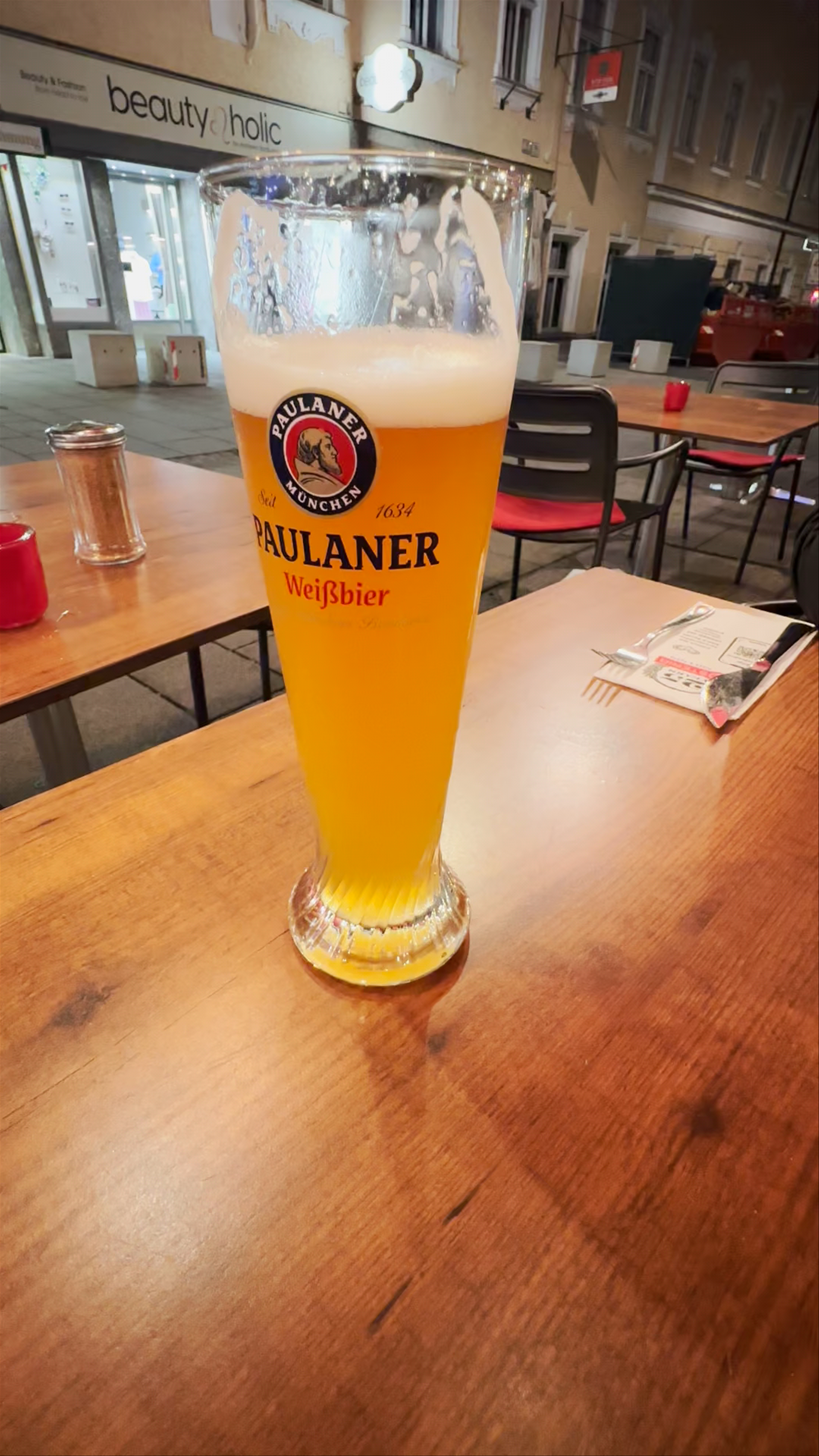 Evening Cheers with Paulaner Weißbier at L'Osteria Salzburg