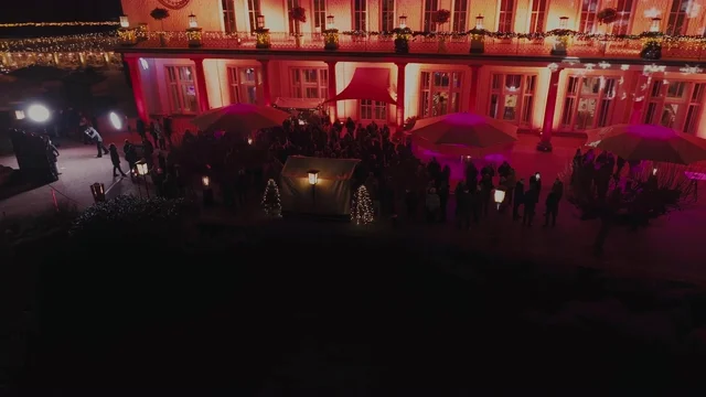 Medicke Eventfilm — Bühnenreportage, Sprecher mit Mikrofon