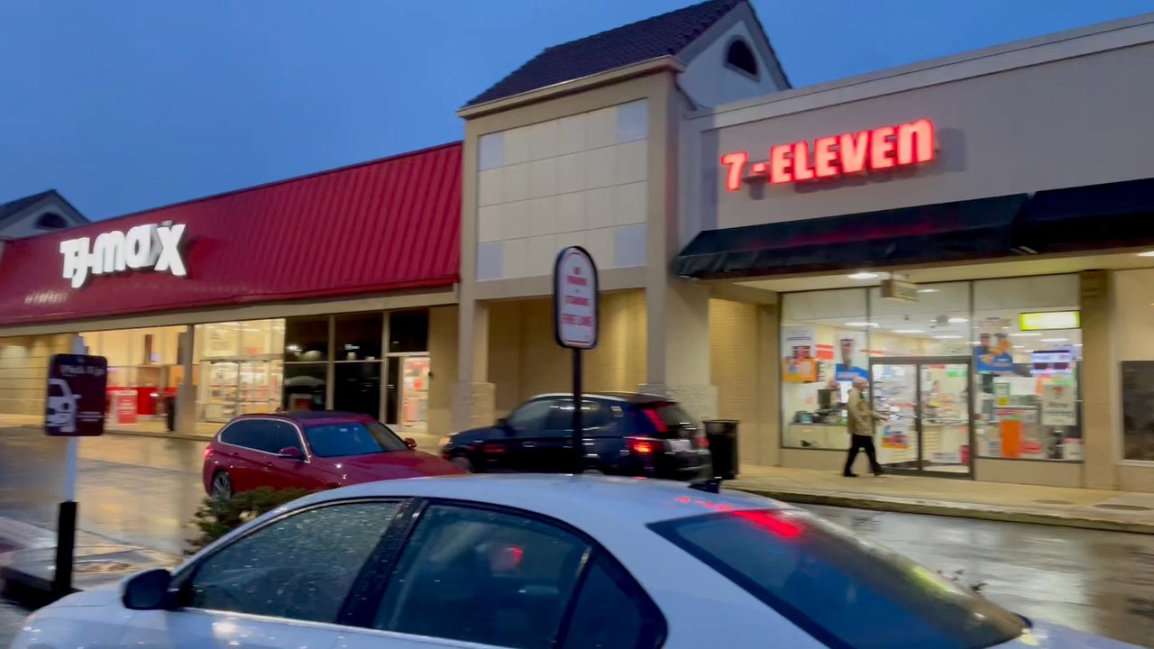 China Wok - Outside of restaurant - in the Pike 7 Plaza shopping center off of 7 in Tyson's (TJ Maxx, DSW, Staples) - Chinese Near Me - Vienna, Virginia