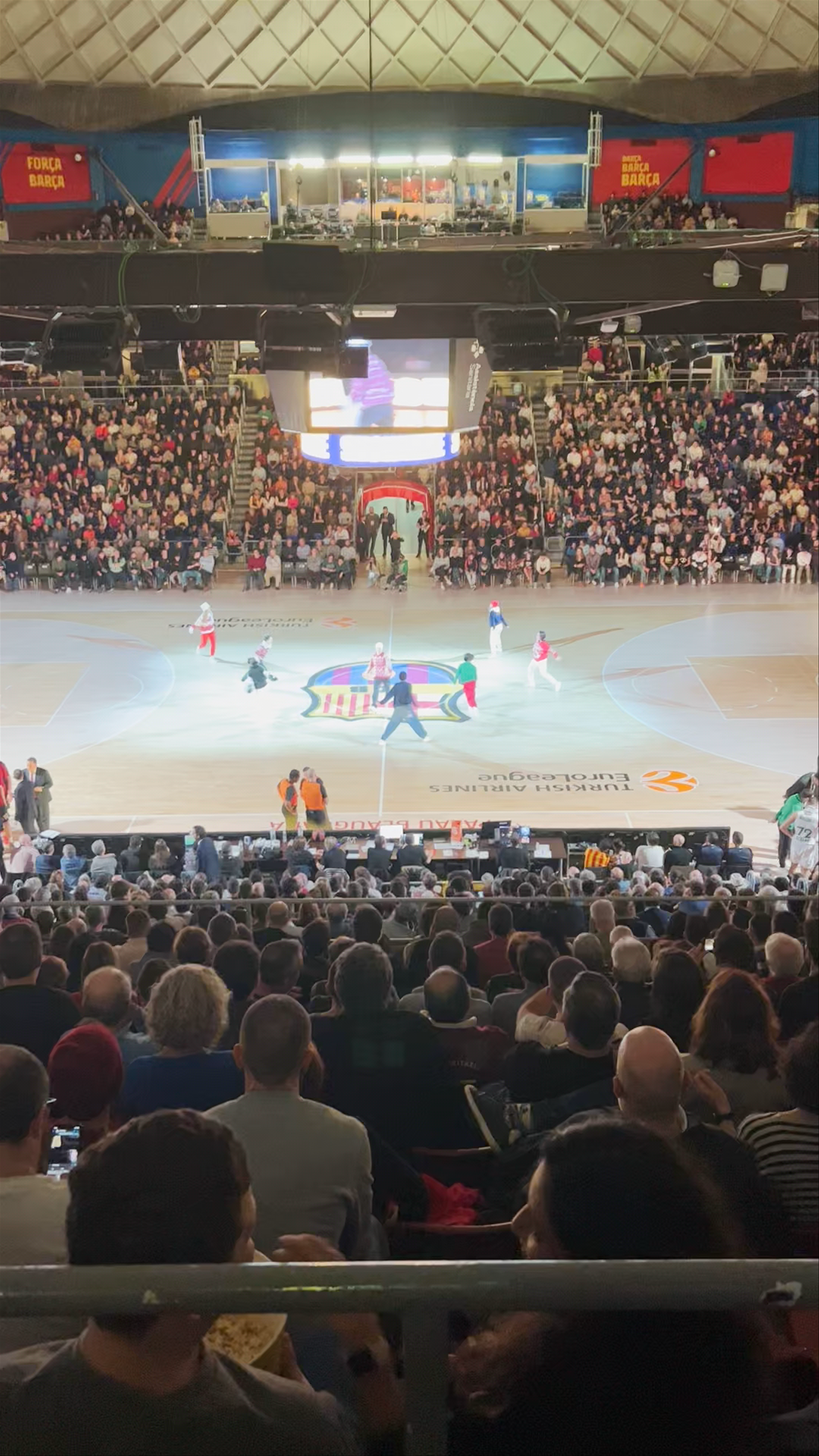 Palau Blaugrana: Electric Basketball Atmosphere in Barcelona