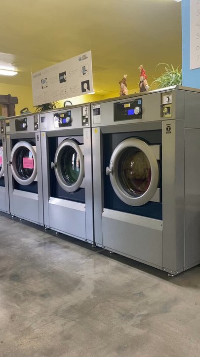 Elizabeth Express Laundry - Man!!   It's almost like a airplane taking off. They said it's 5G's!!  Wowza.  Once the clothes come out they are pretty much dry - Laundry Services Near Me - Elizabeth, Colorado
