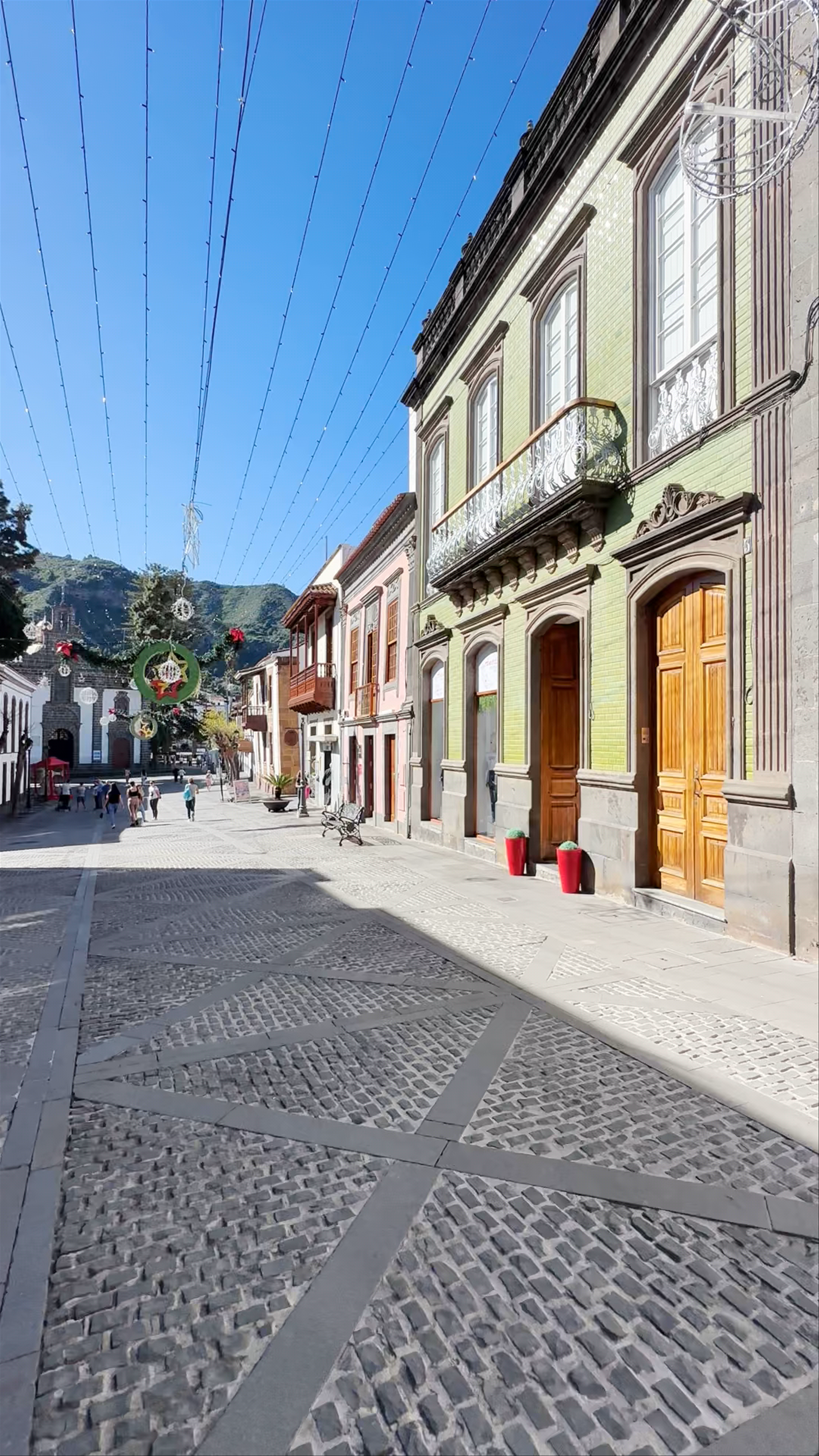 Strolling Calle Real de la Plaza in Teror, Canarias