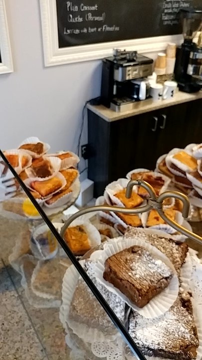 Sweet Brown Suga - Beautiful dessert display - Cafes Near Me - Grayson, Georgia