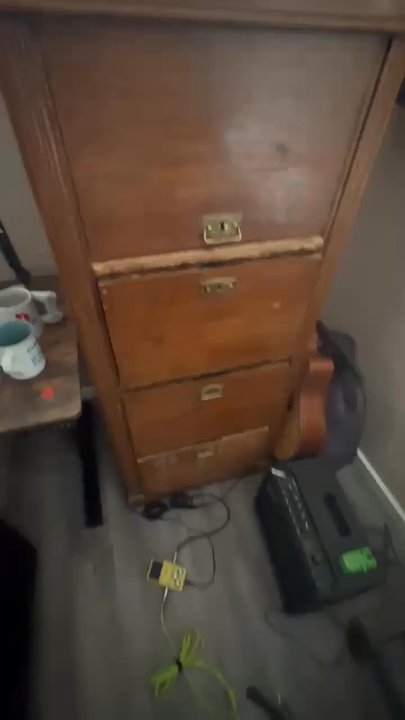 Global Expert Shipping - One of the drawers was pushed inwards, upside down, which caused it to become completely misaligned. This made it difficult to open and use. - Vehicle Shipping Near Me - Glendale, California