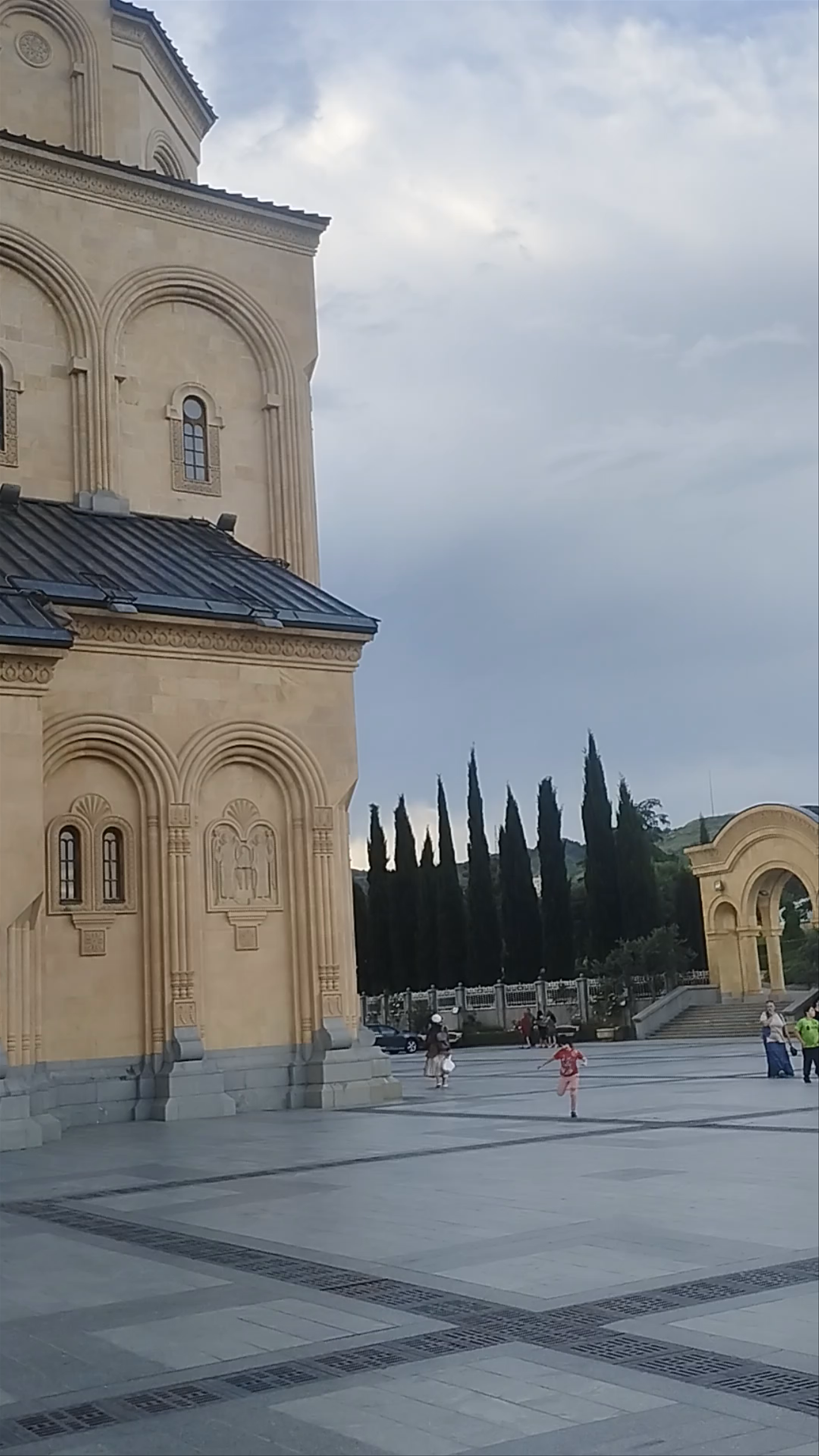 Catedral de la Santísima Trinidad de Tiflis: Majestic Spiritual Icon of Tbilisi
