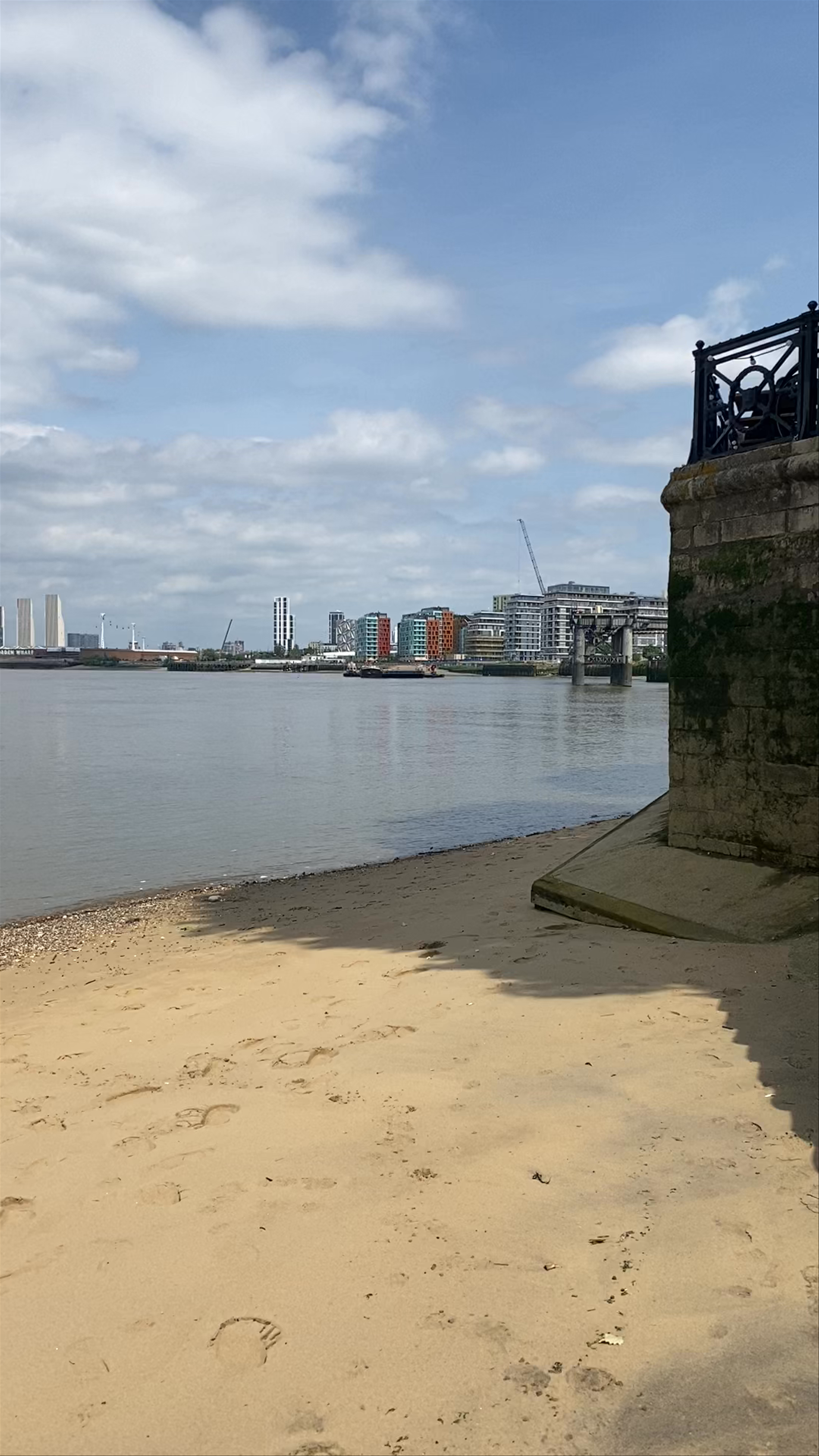 Peaceful Thames Path Beach Walk in London