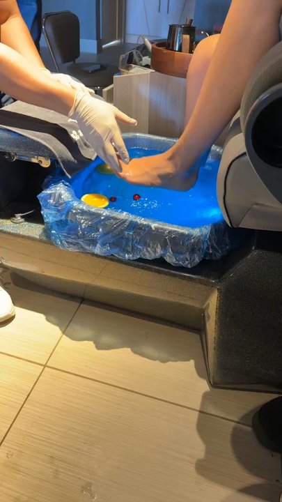 Celina Nails & Spa - Holiday pedicure: cinnamon, cranberries and oranges! - Nail Salons Near Me - Brookfield, Wisconsin
