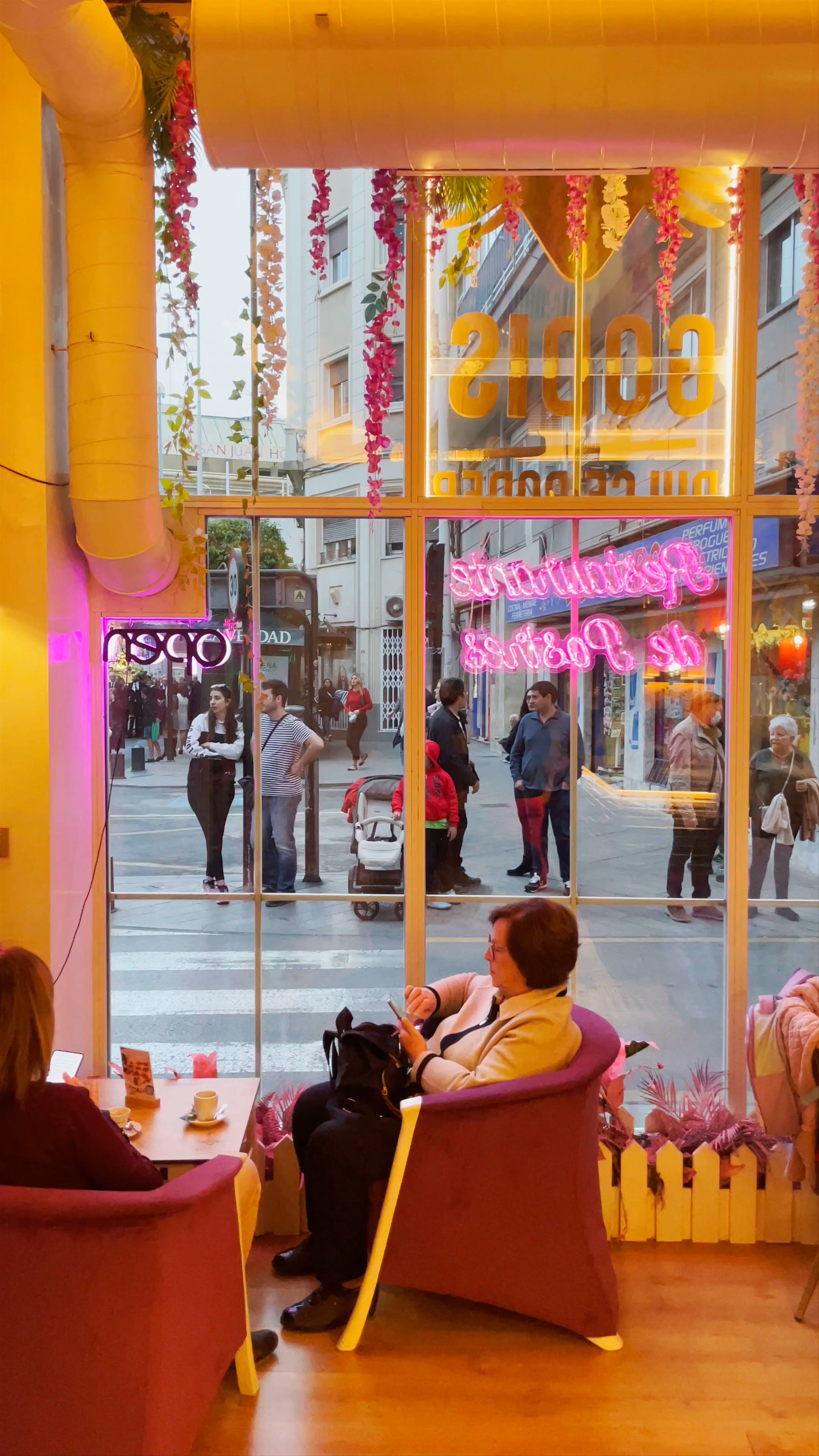 Godis Dulce Poder: Charming Local Cafe in Murcia, Spain