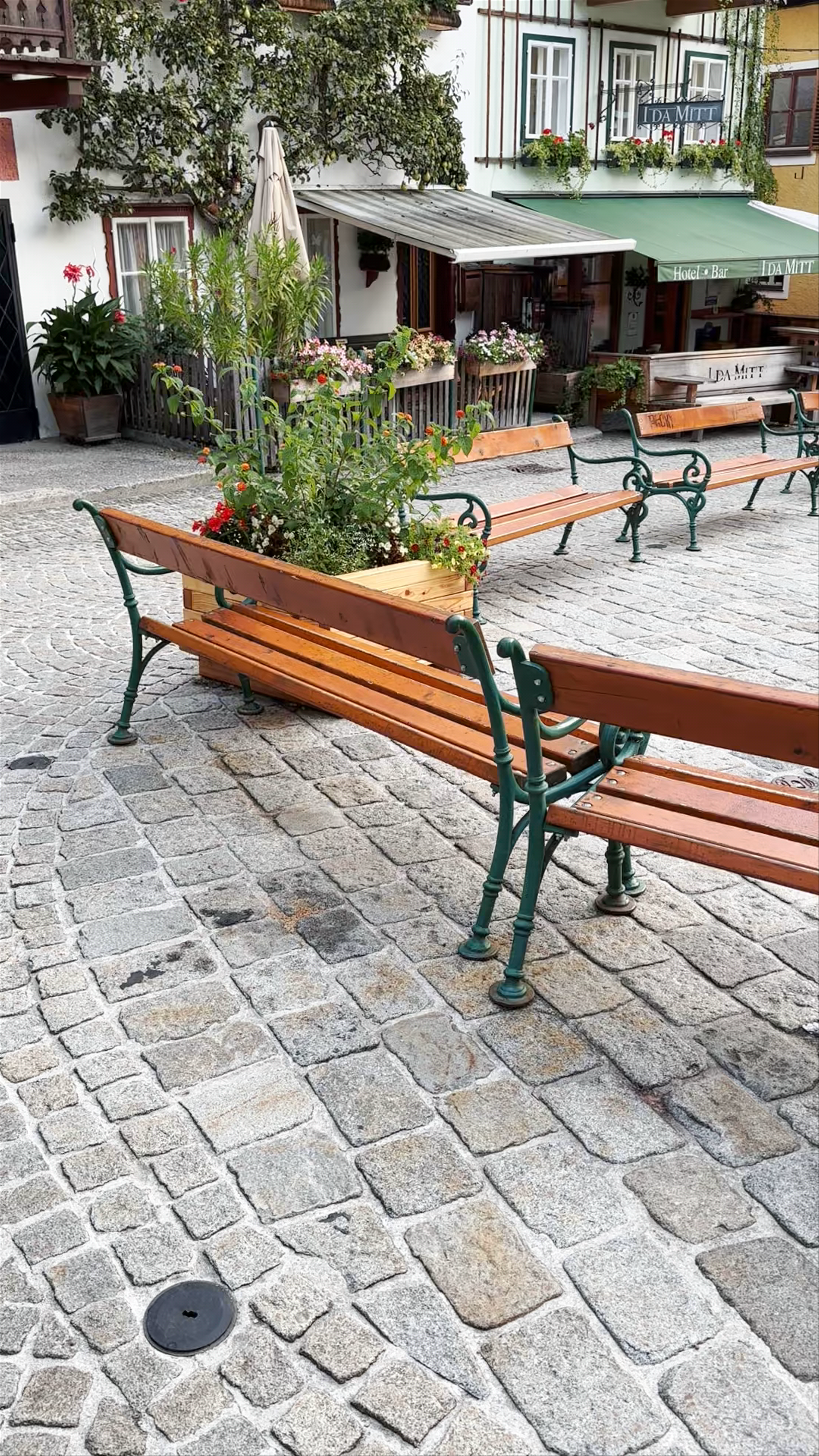 Marktplatz Hallstatt: Serene Alpine Village Charm