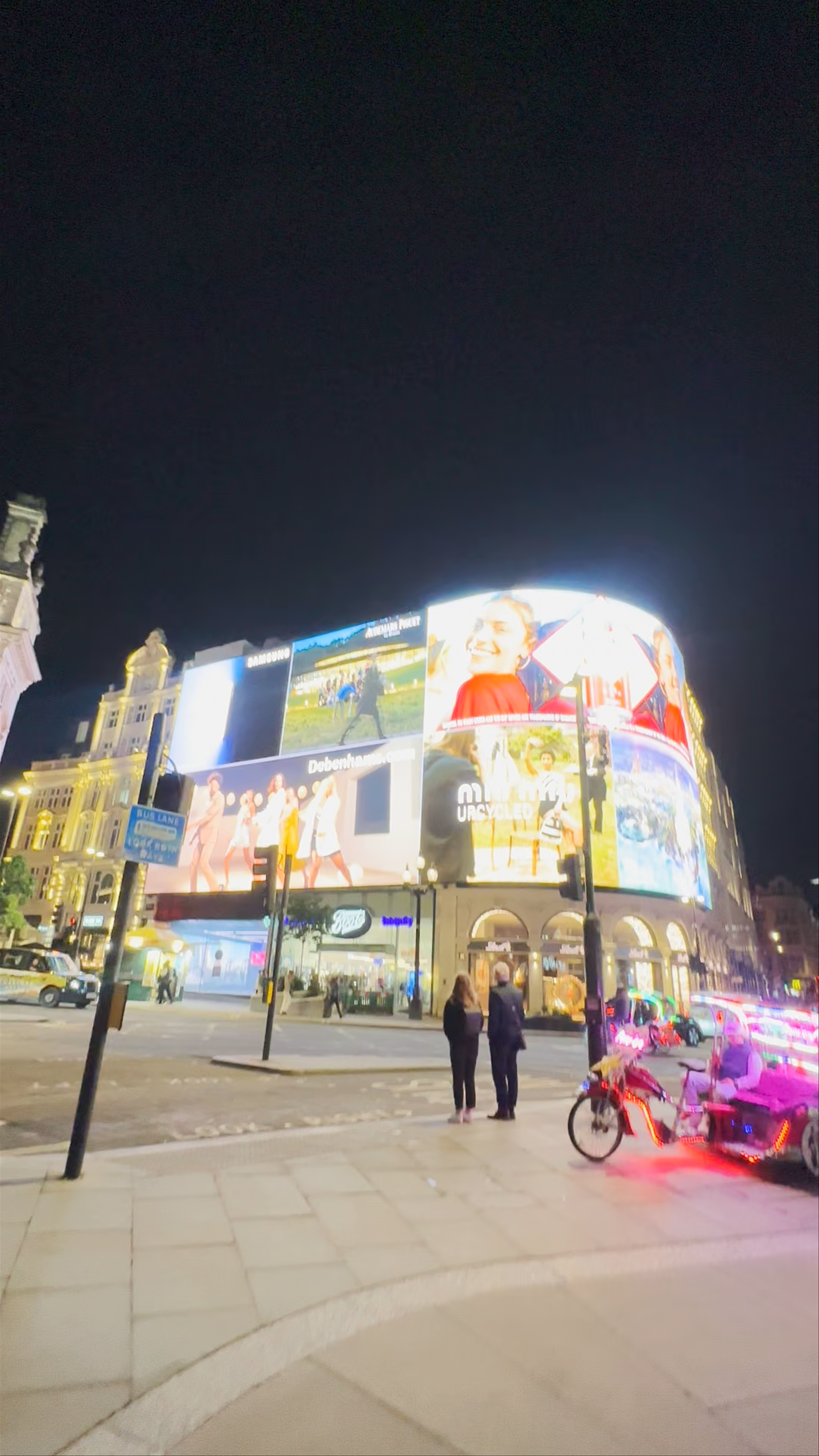 Piccadilly Lights: London’s Iconic Neon Nightscape
