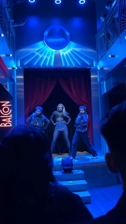 Balcon Salon - Kimmie Moore w/ backup dancers - Gay Bars Near Me - New York, New York