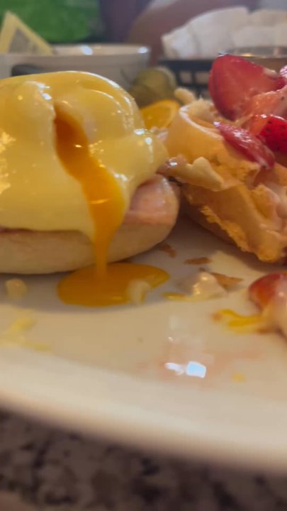 John's Place - Watch that stellar egg ooze!!!!! - Breakfast & Brunch Near Me - Victoria, British Columbia