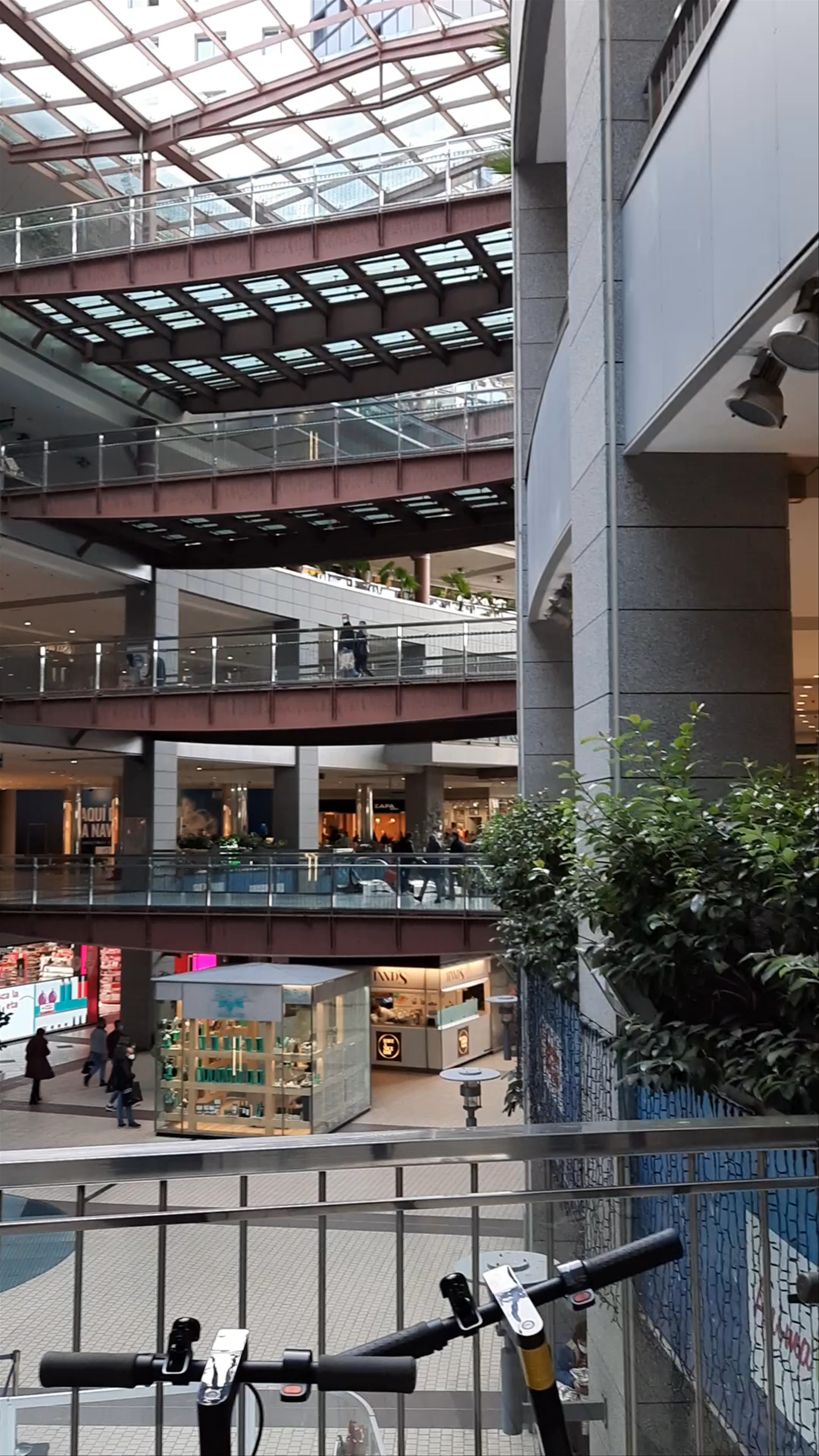 Aqua Multiespacio: Urban Shopping and Leisure in Valencia