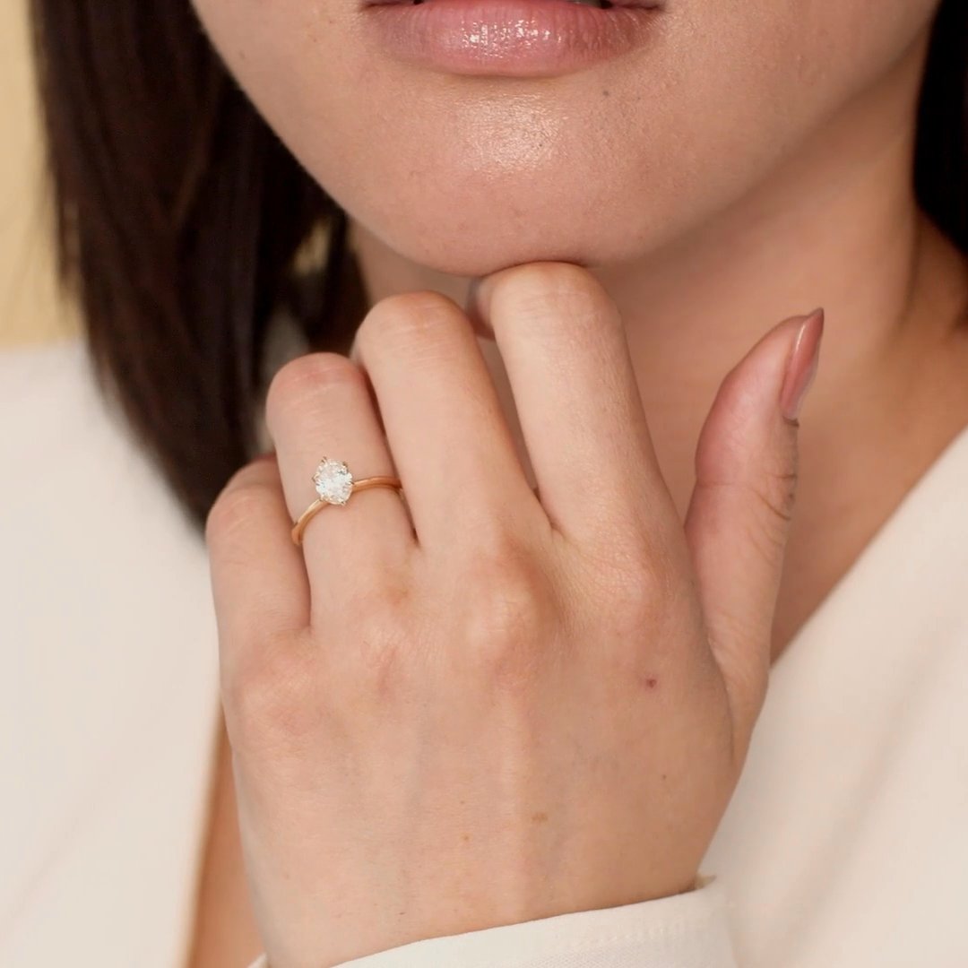 The Knife-Edge | Oval | 18k | White Gold | bandAccent: Plain | hiddenHalo: no | diamondOrientation: vertical | caratWeight: other
