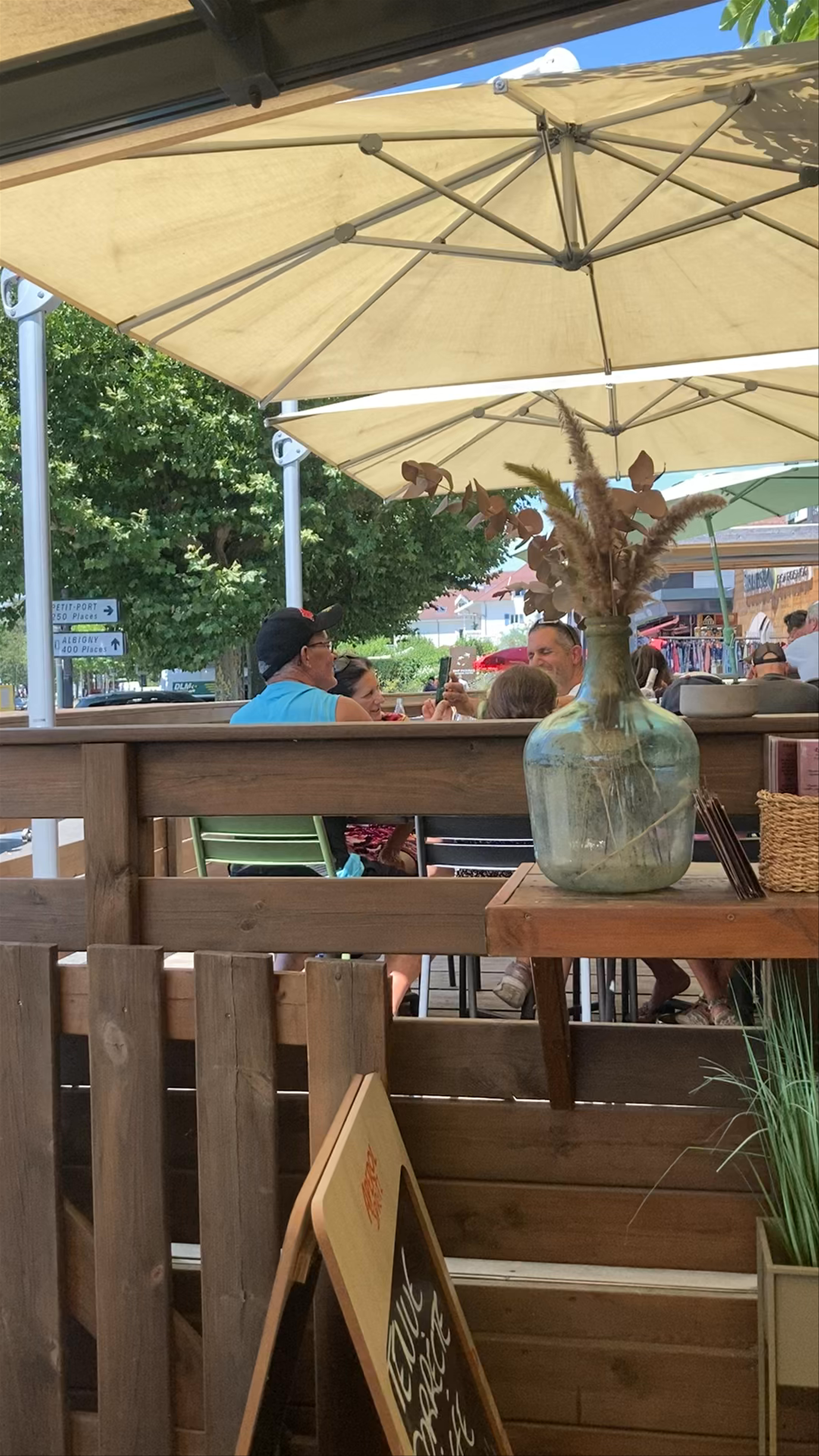 Chez Cocotte: Charming Lakeside Dining in Annecy, France