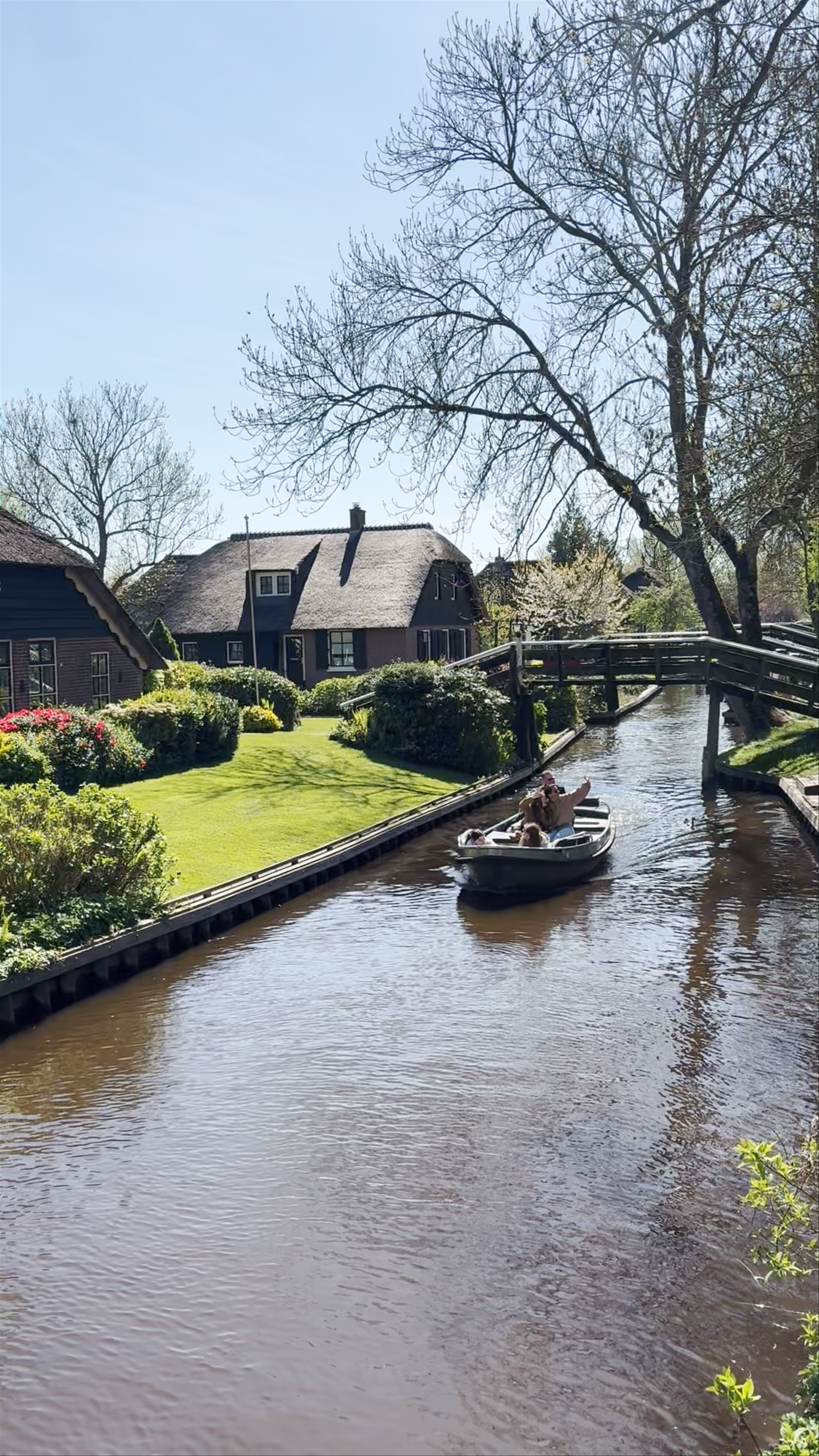 Giethoorn Eco Boat Rental & Tours