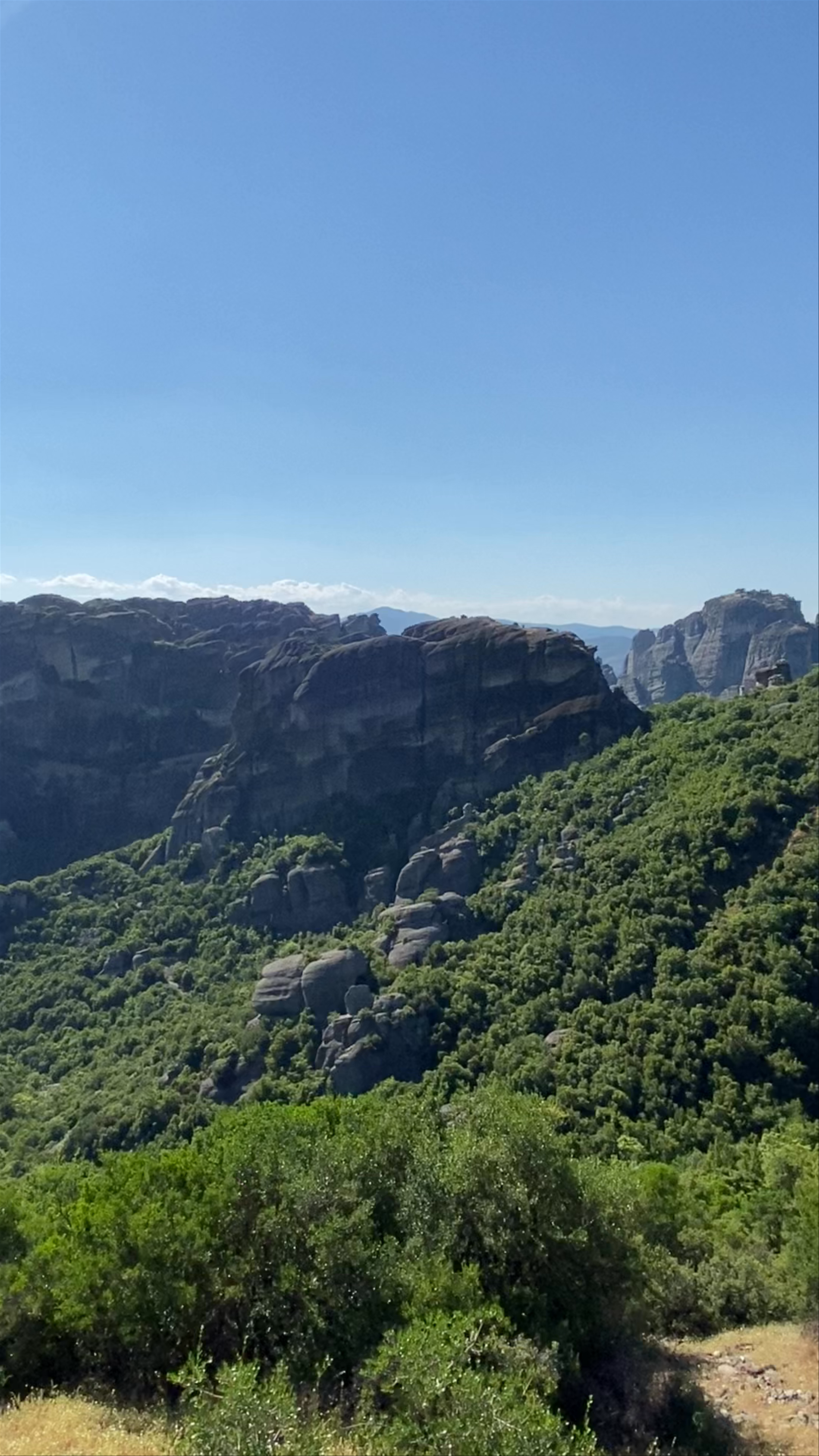 Monastero Holy Trinity in Kalabaka: Awe-Inspiring Meteora Mountain Views