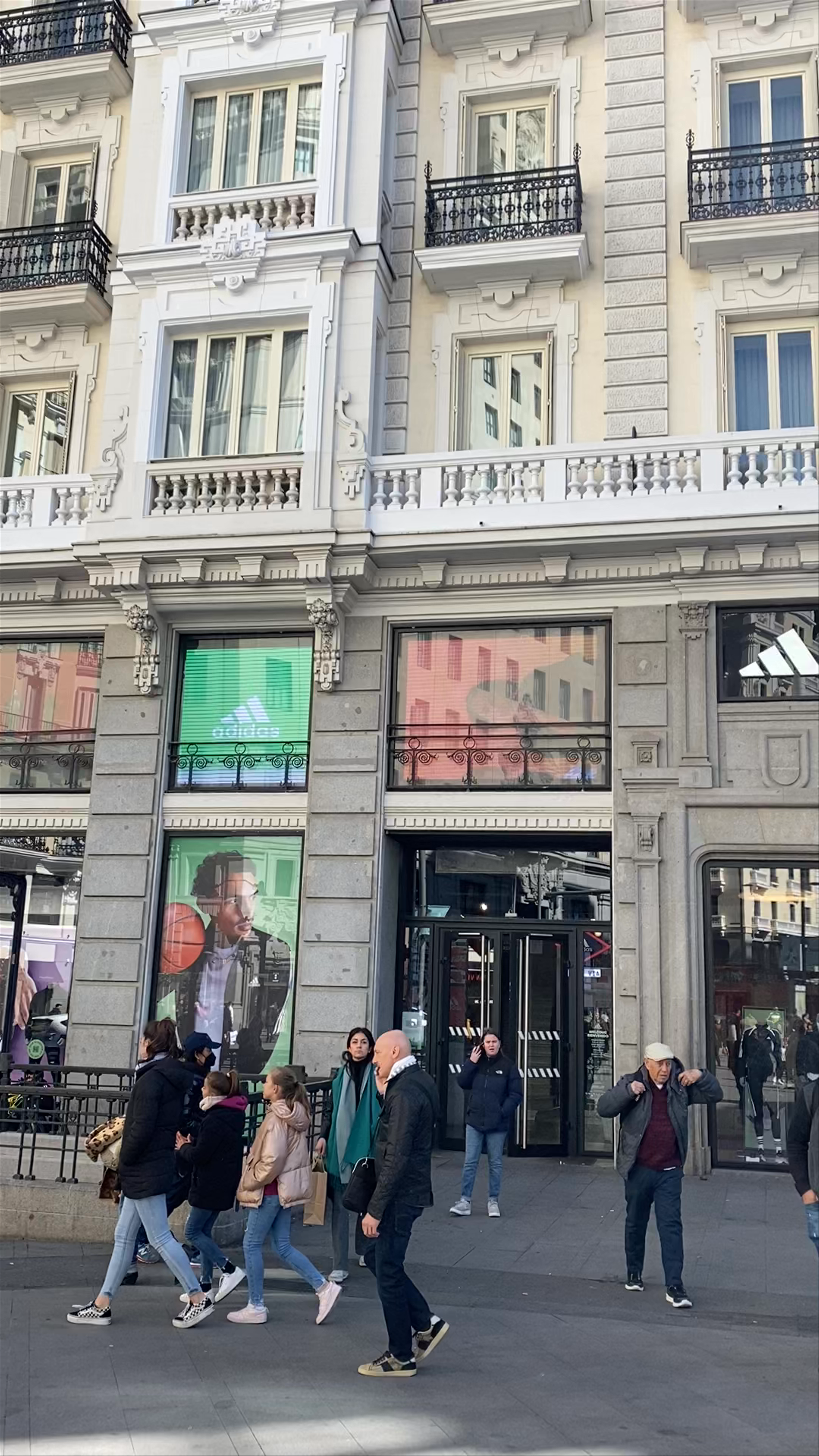 Gran Vía Street Life: Vibrant Day in Madrid's Heart