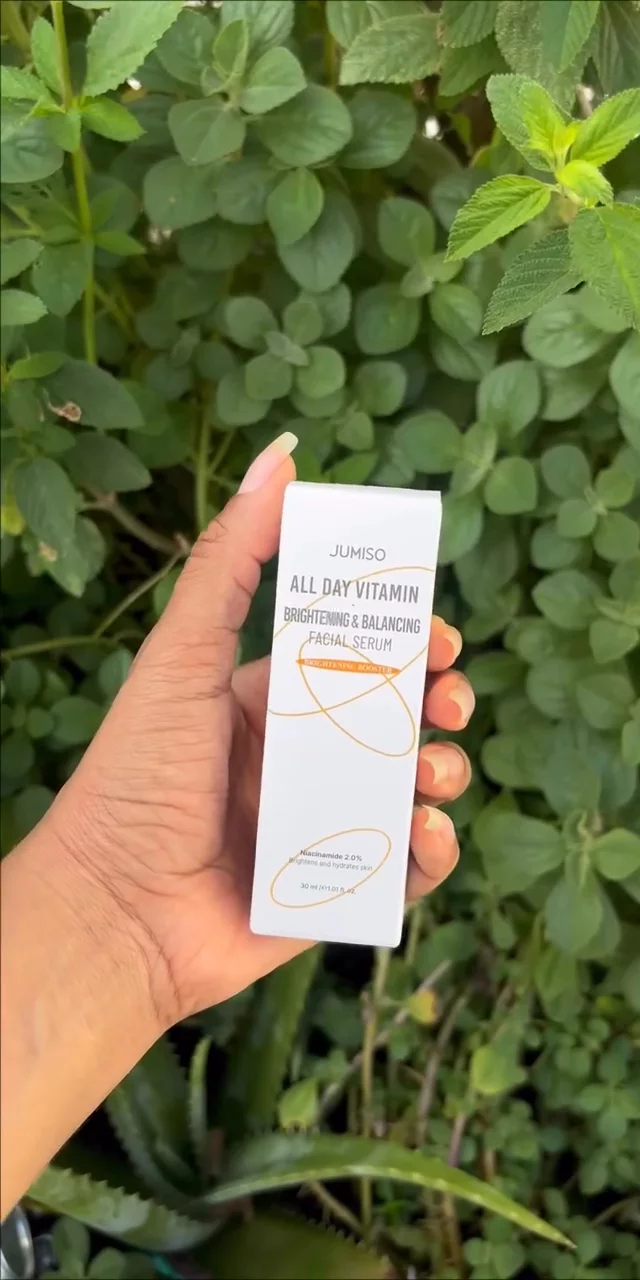 ¿Sabías que combinar vitamina C + niacinamida potencia la luminosidad de la piel y ayuda a unificar el tono?