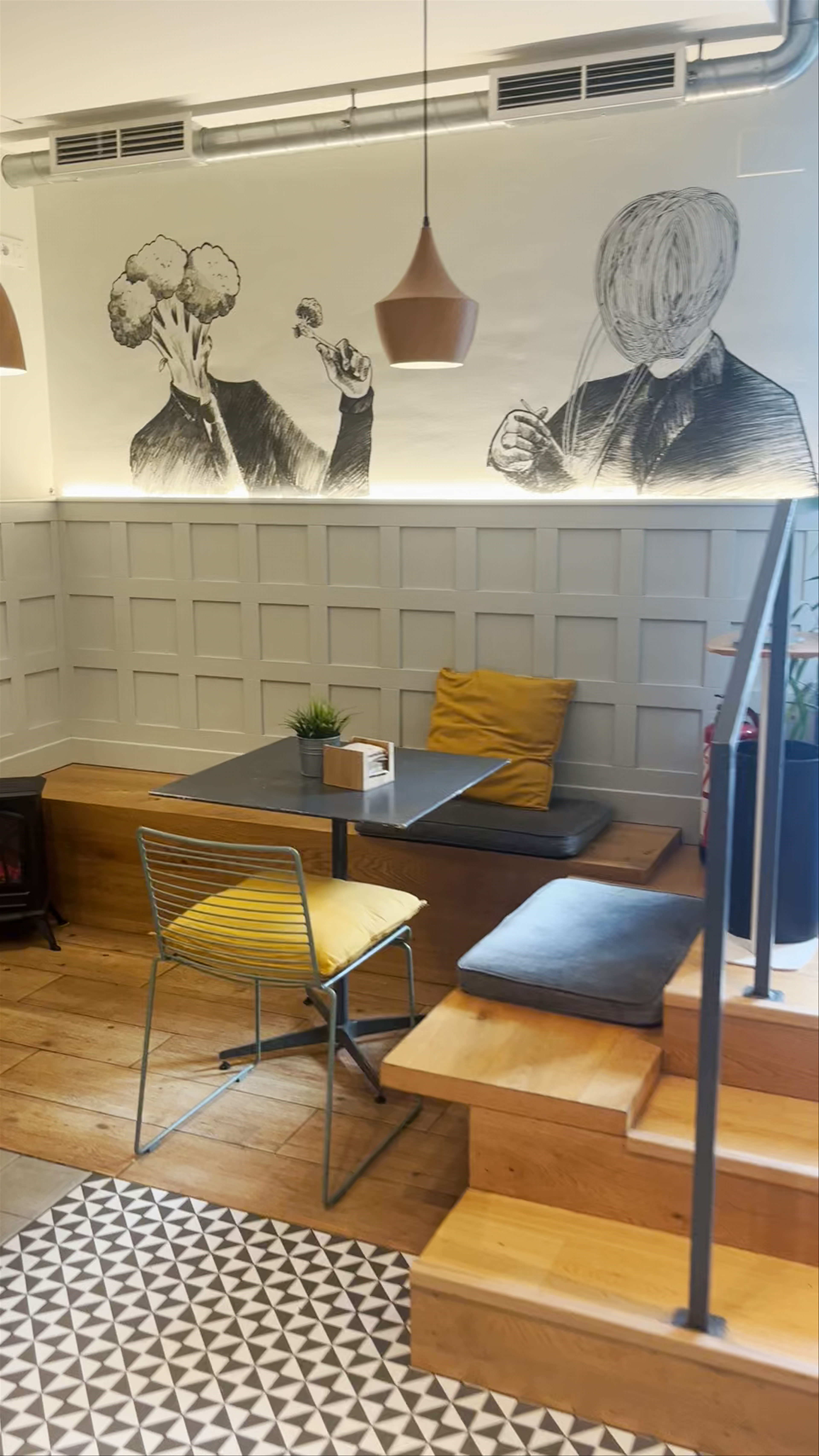 Anexo Café-Bistró: Cozy Artistic Hangout in Alcalá de Henares
