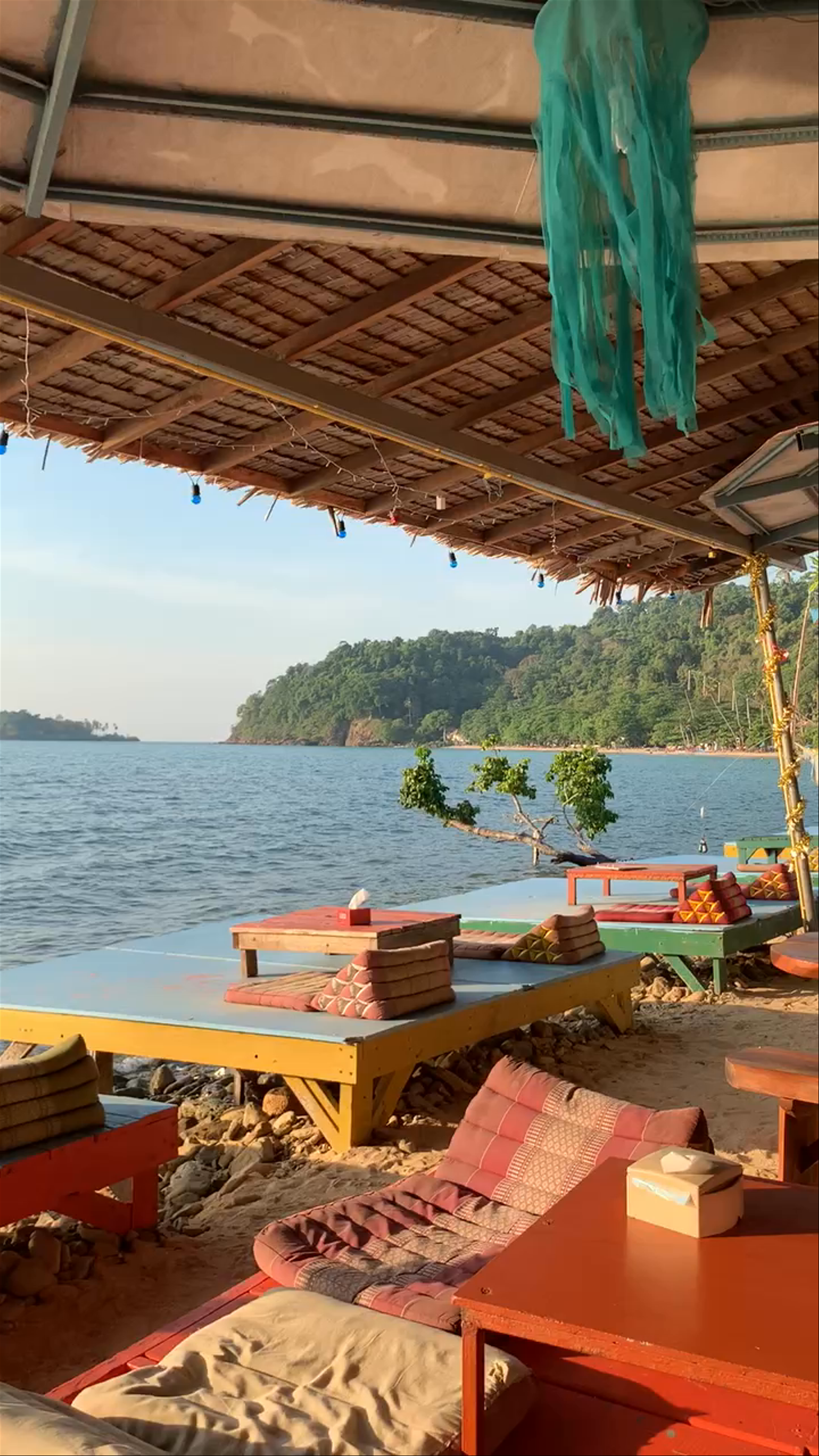 Red Monkey Bar: Serene Beachside Vibes in Ko Chang, Thailand