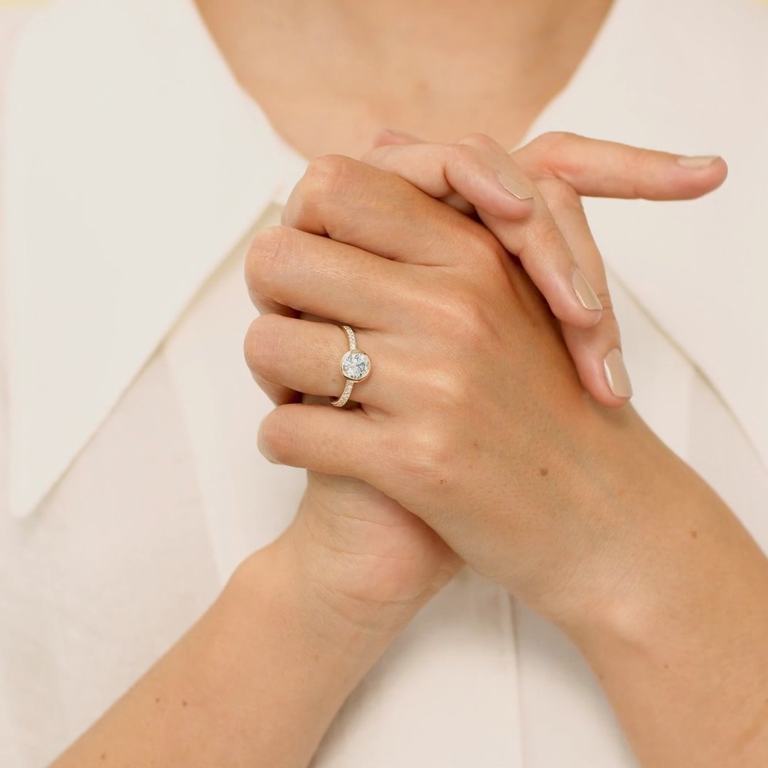 The Signature Bezel | Round Brilliant | 18k | White Gold | bandAccent: Pavé | caratWeight: 1.0ct | diamondOrientation: vertical
