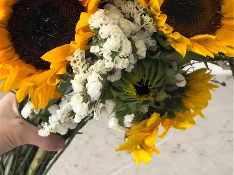 POV: You just received your Floraly flower delivery