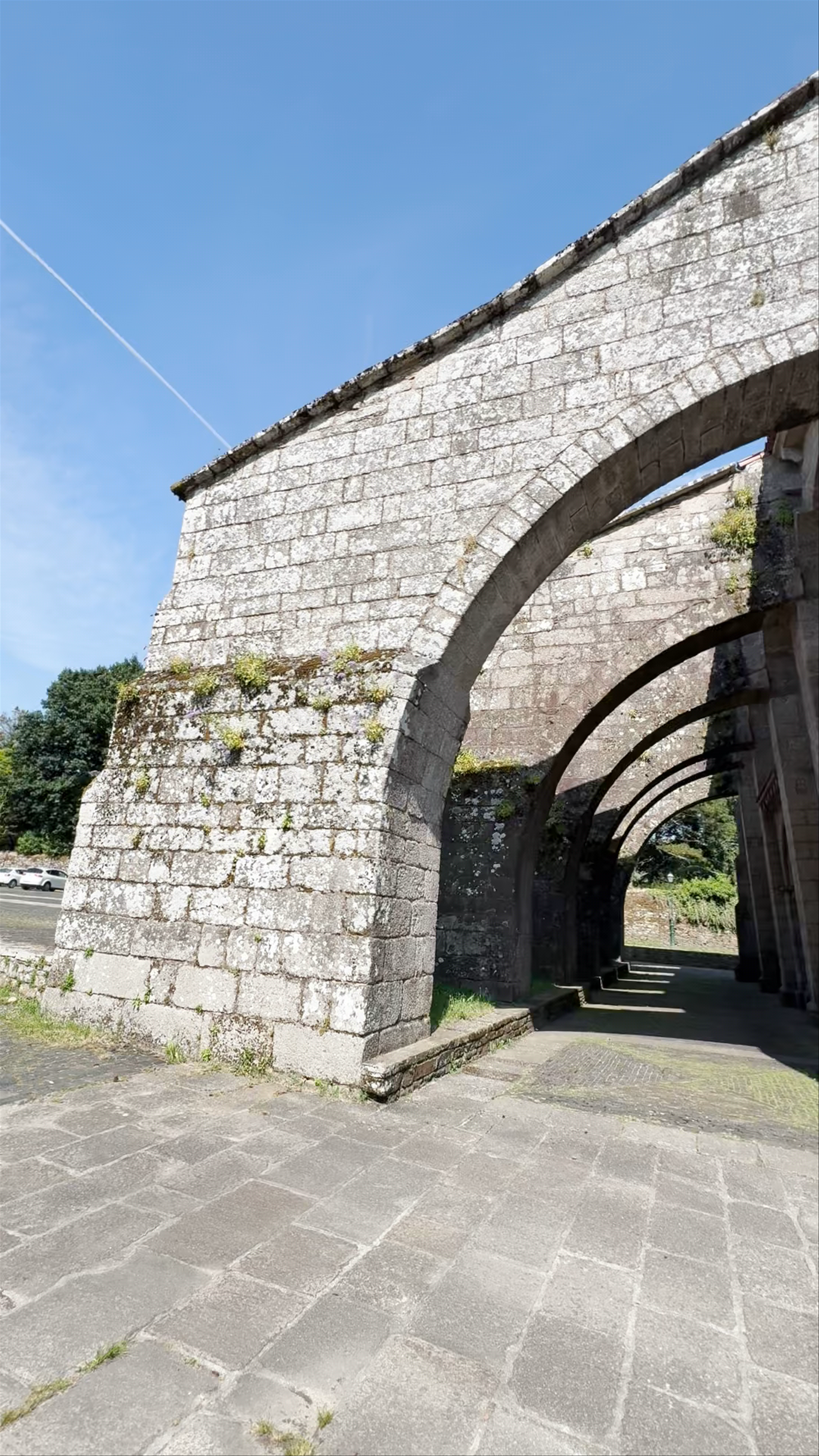 Colegiada de Santa Maria de Sar: Timeless Stone Arches in Santiago de Compostela