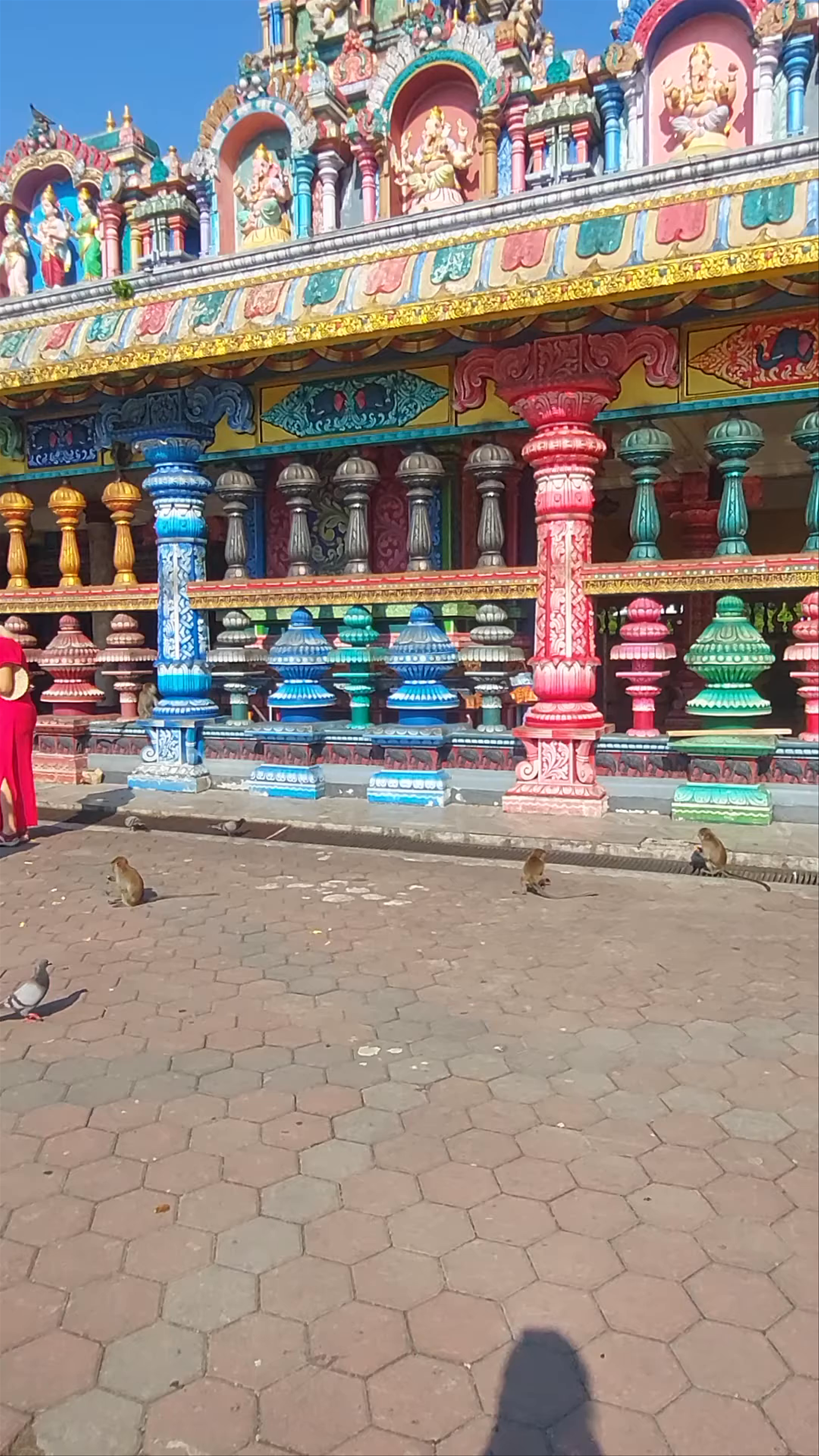 Batu Caves: Vibrant Hindu Temple & Majestic Statue in Malaysia