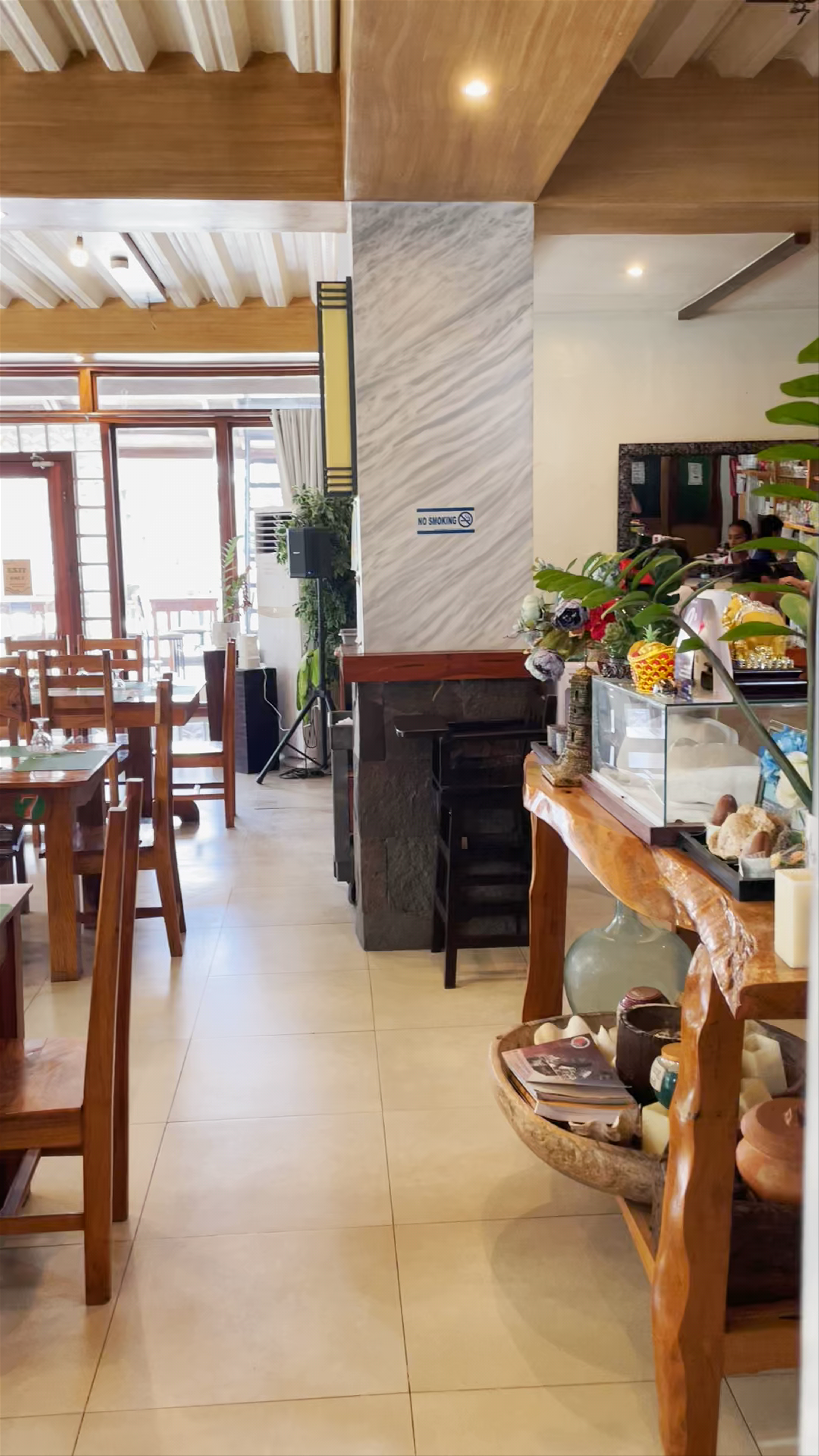 Bellview Kuzzina Bar: Cozy Dining in Siquijor, Philippines