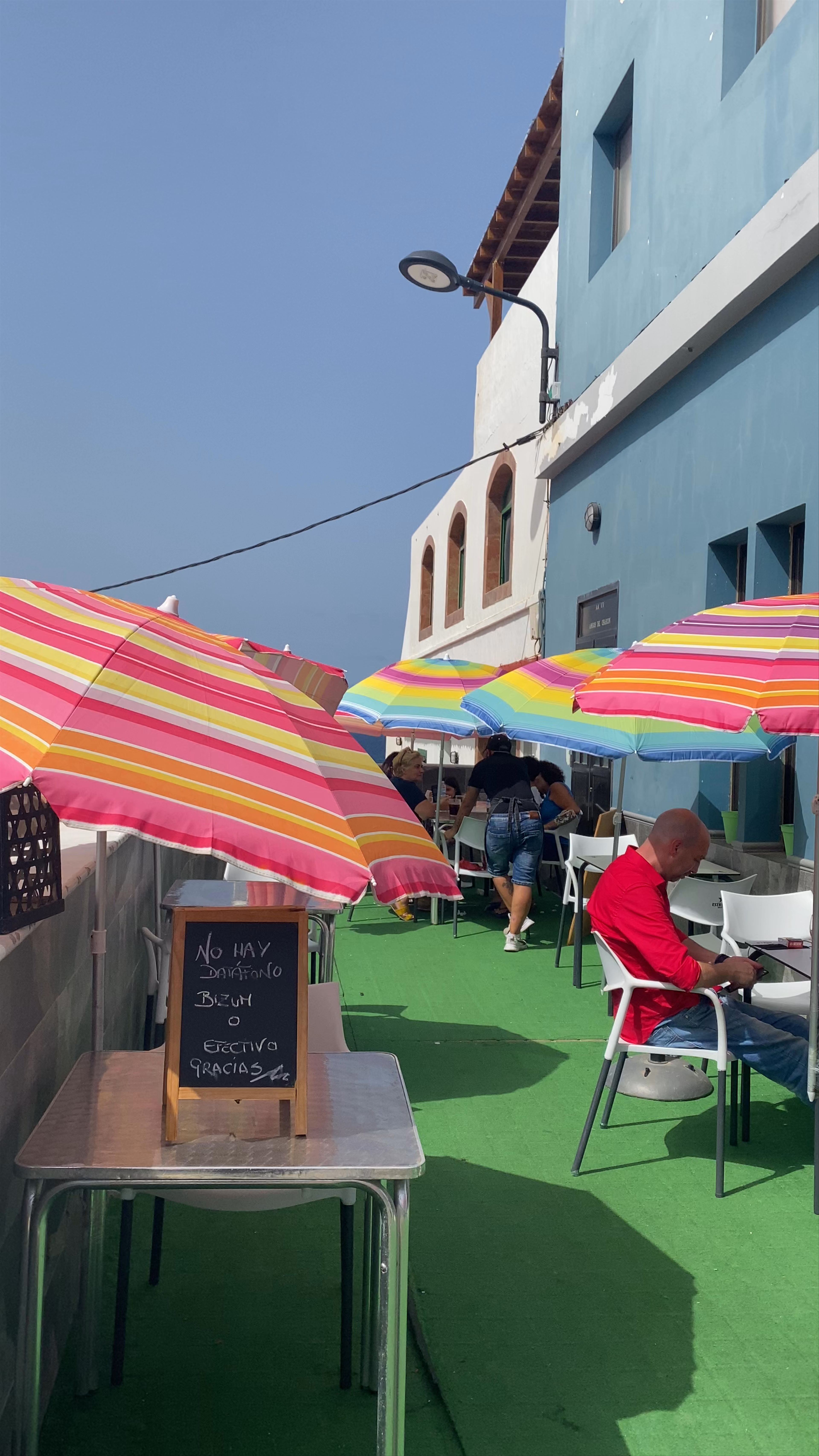 Las chicas de la finca: Sunny Terrace Dining in Punta de Galdar, Spain